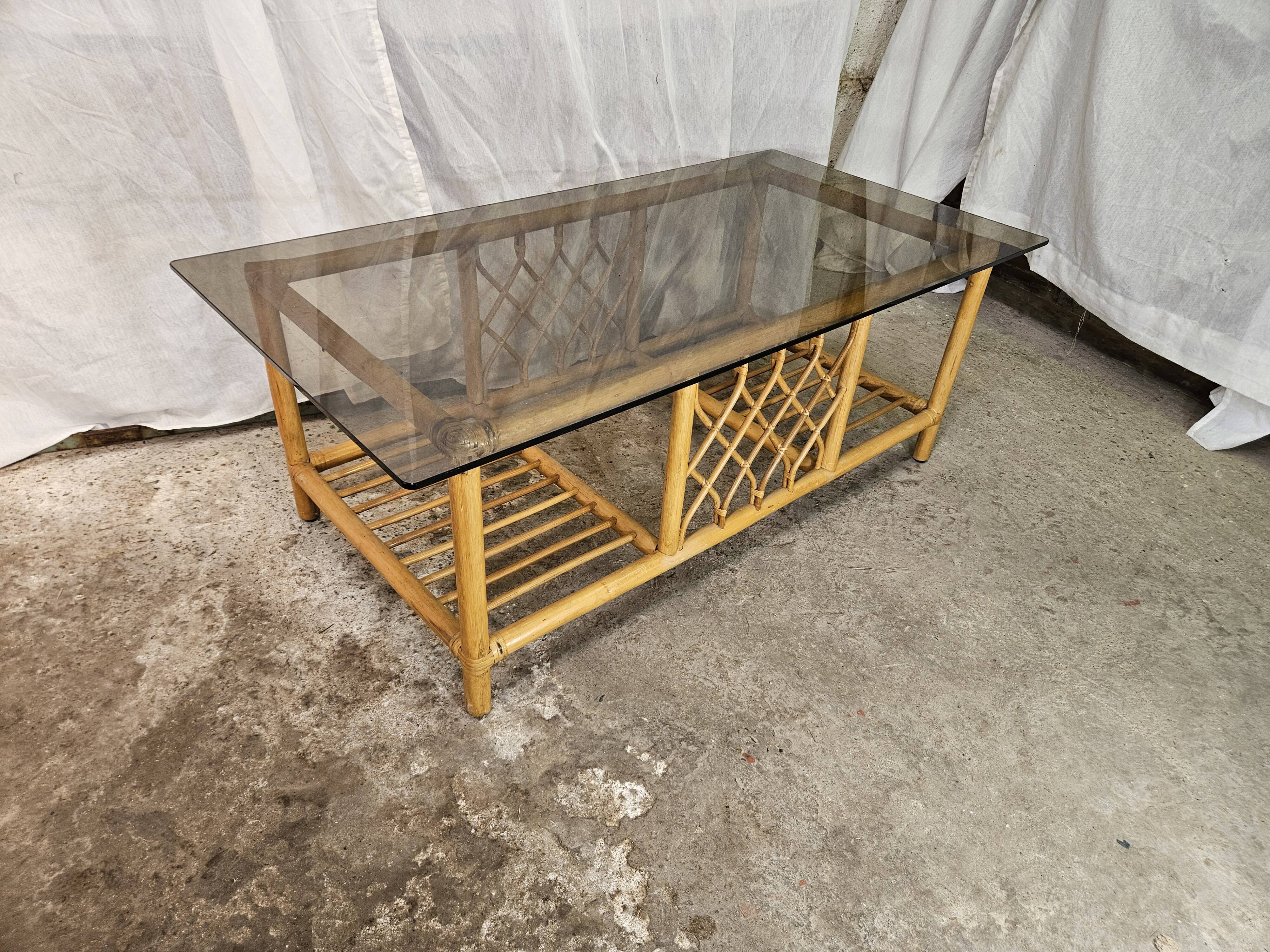 Table basse en rotin dessus verre fumé 1970