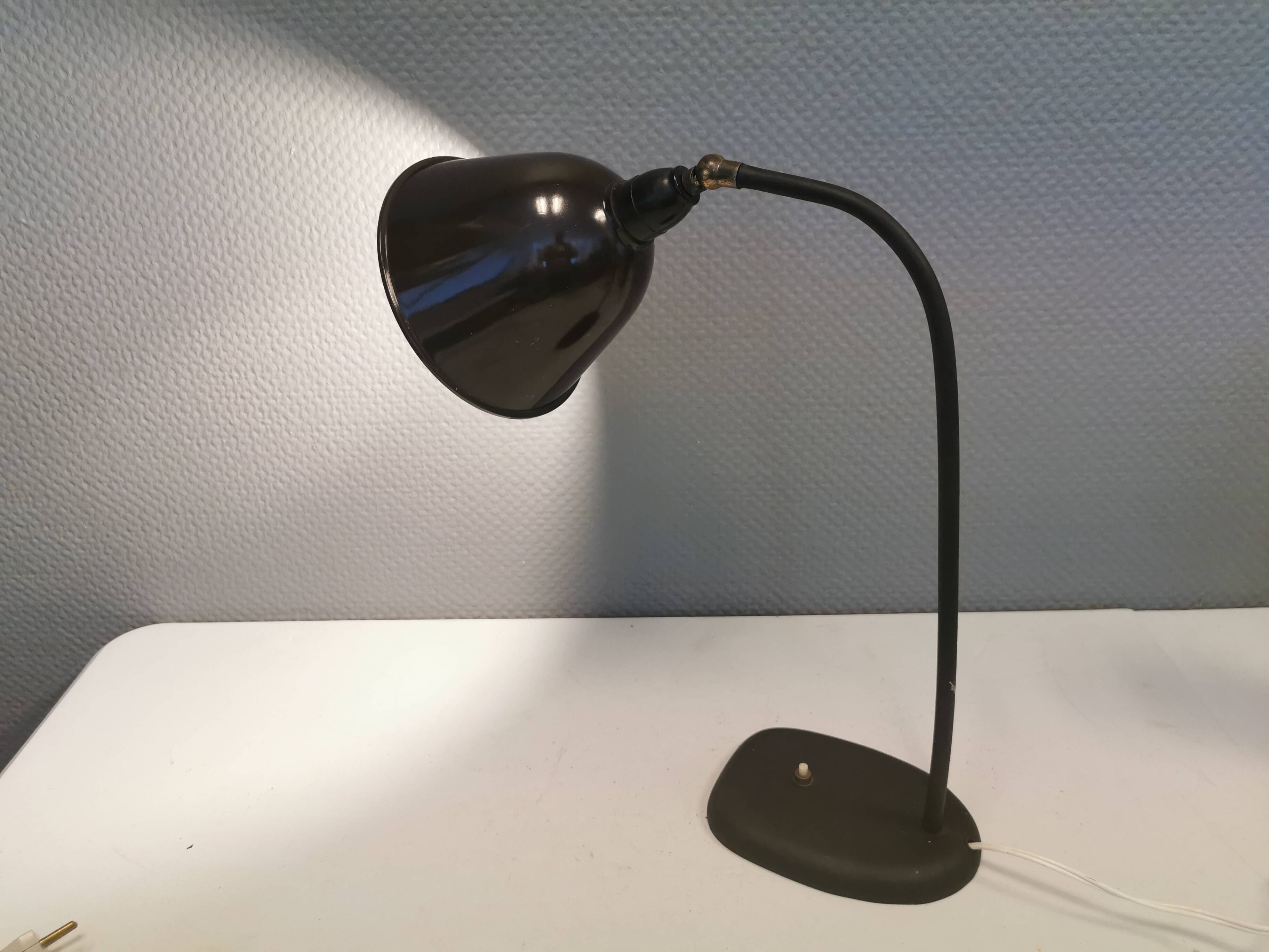 Lampe de table en bakélite et fonte, années 1950