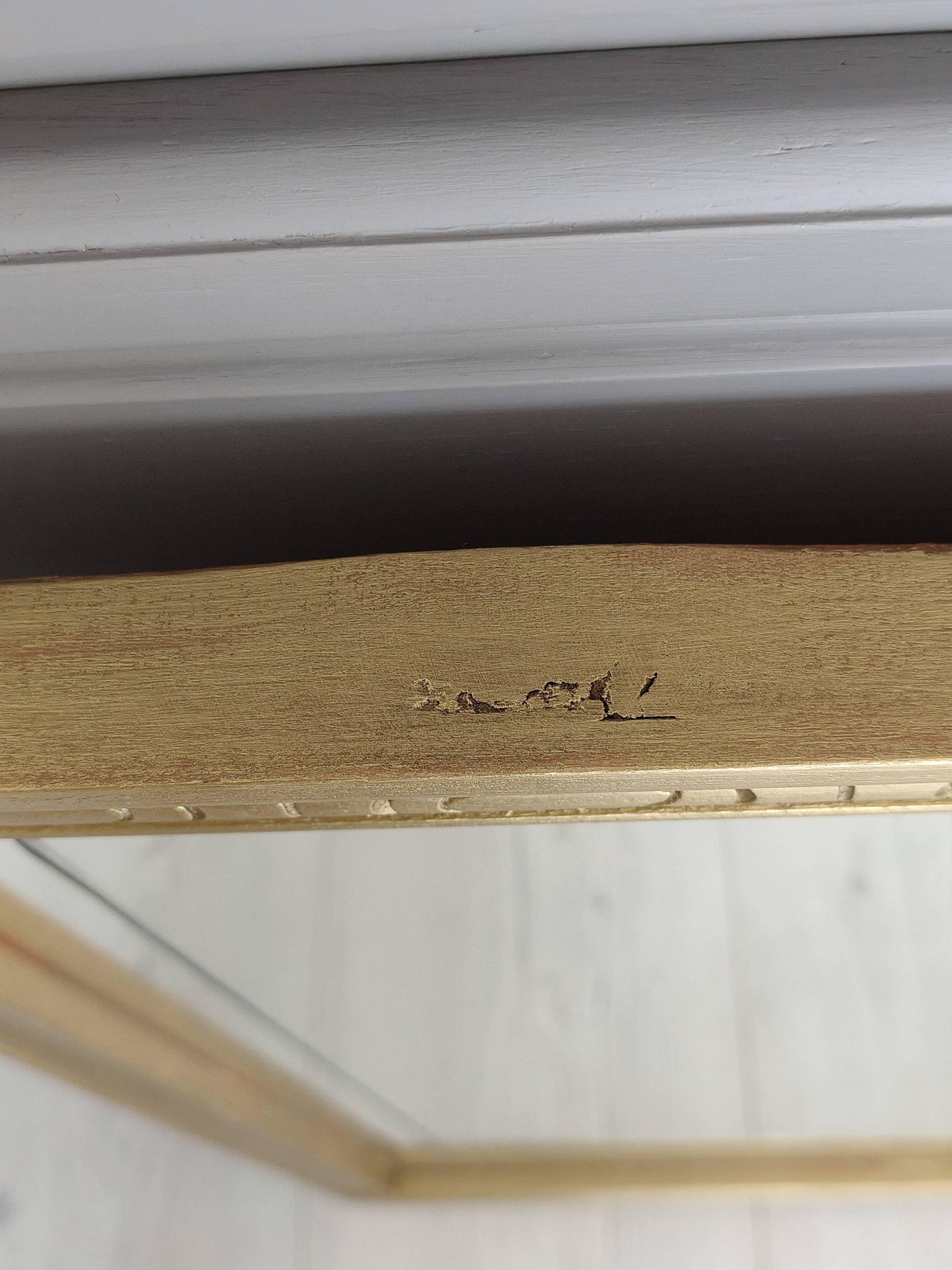 Miroir en bois doré, de forme organique avec une glace biseauté