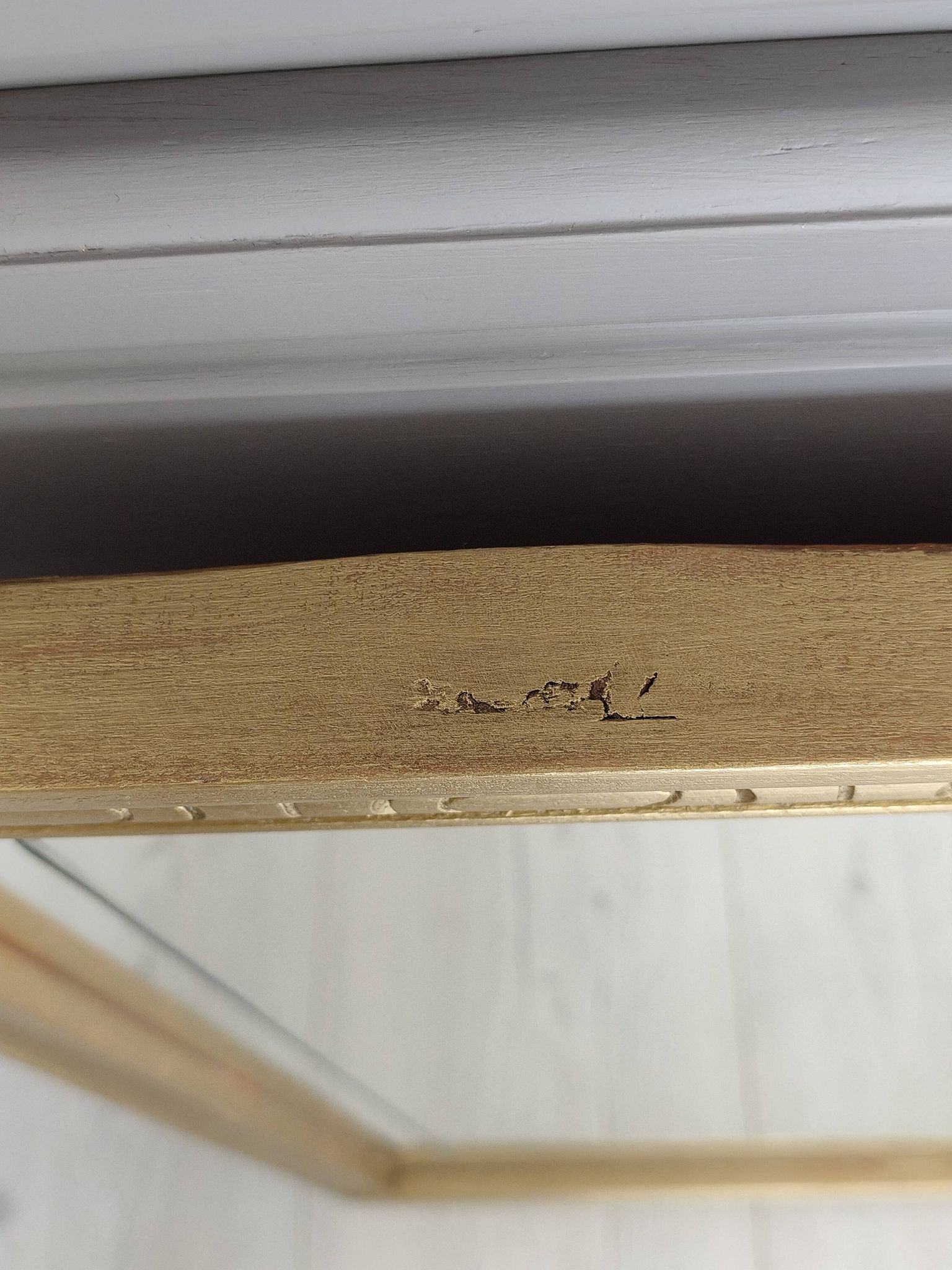 Miroir en bois doré, de forme organique avec une glace biseauté