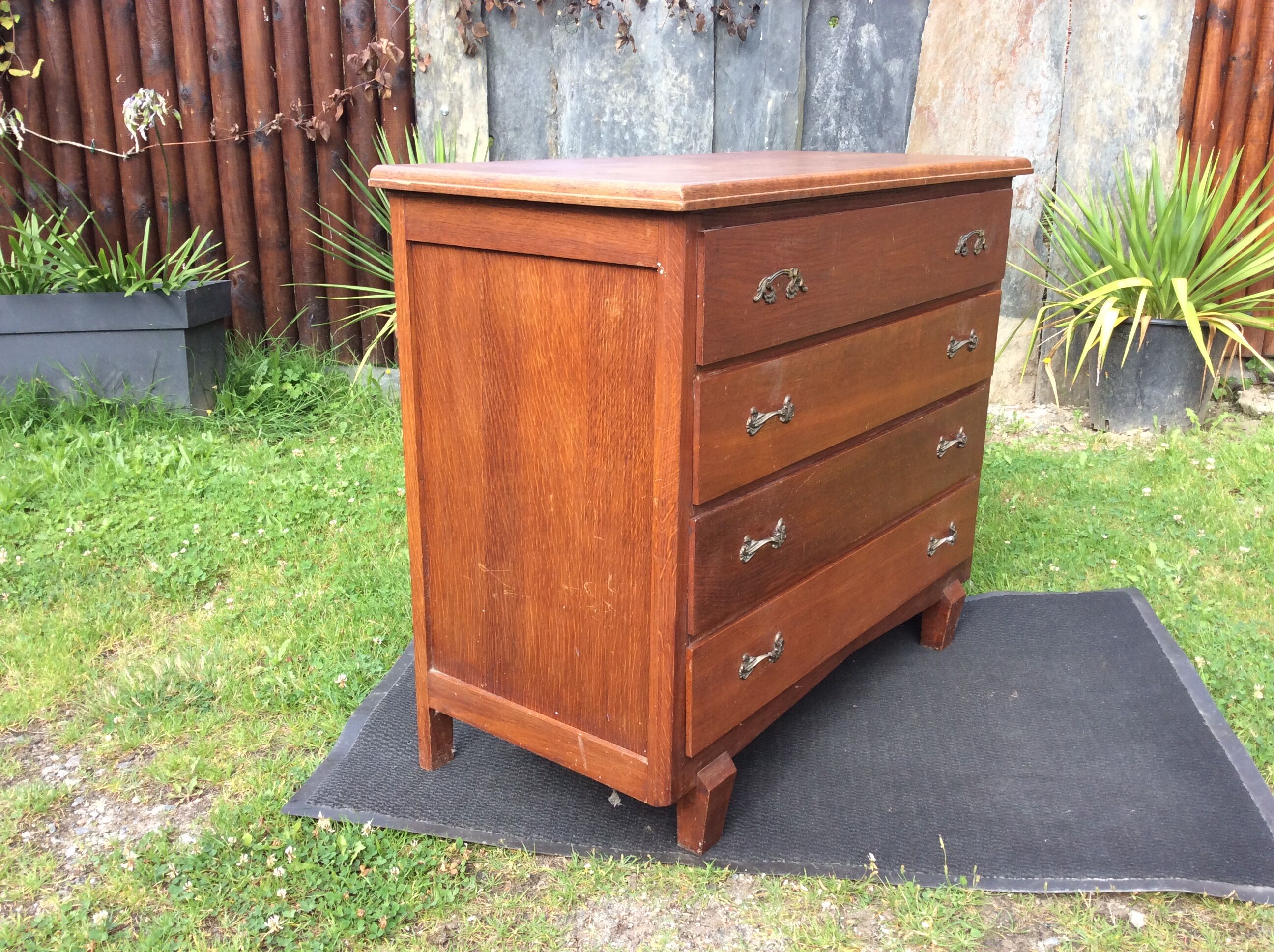 Vintage chest of drawers with compass feet in oak.