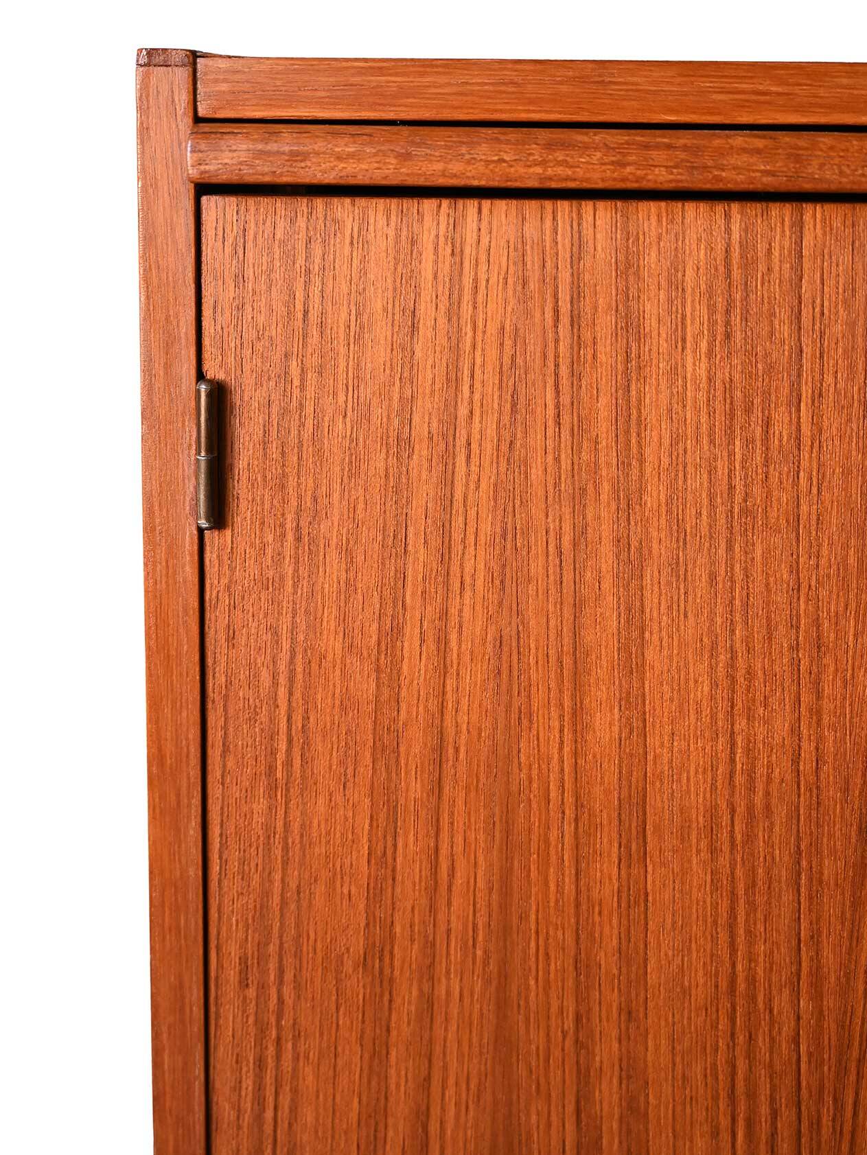 Buffet scandinave avec plateau coulissant