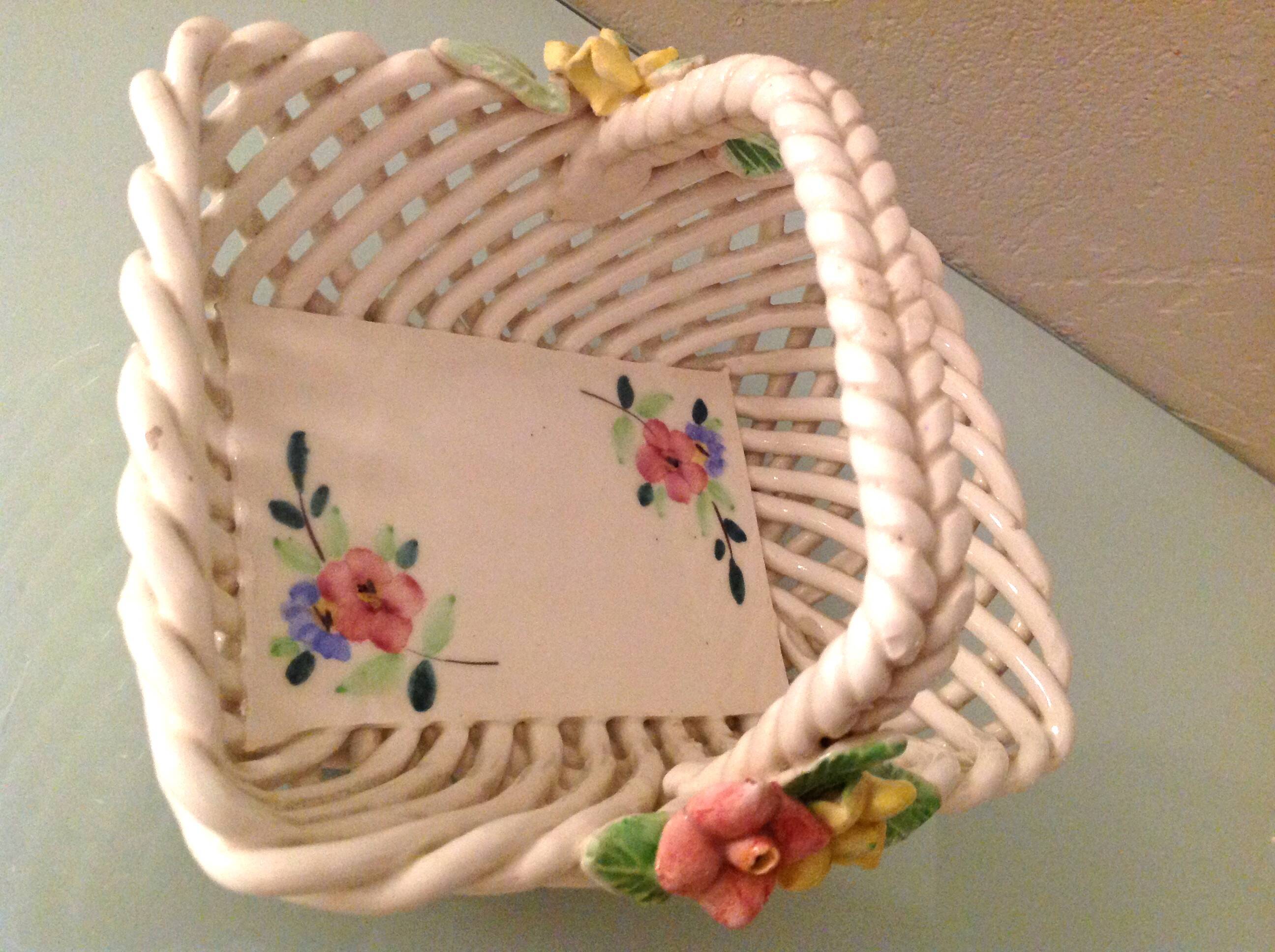 Empty pocket basket in woven white ceramic / vintage 60s-70s