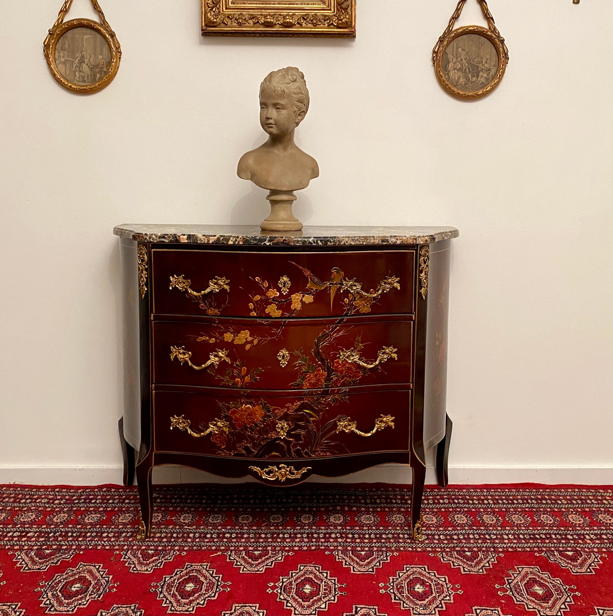 Commode galbée