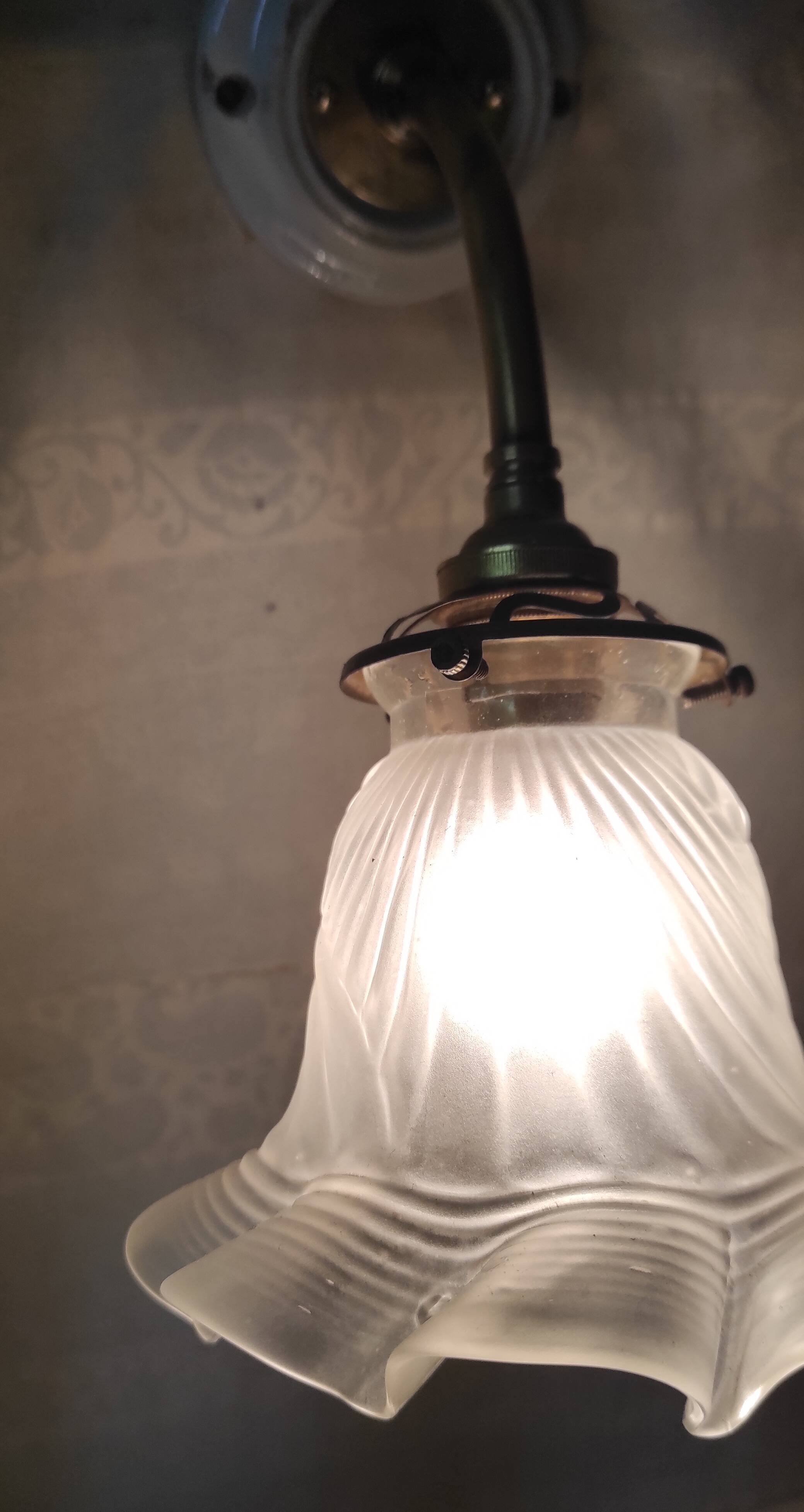 Art Deco wall sconce in porcelain, brass and crystal - early 20th century