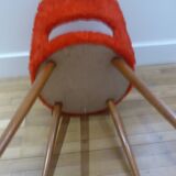 chaise en fourrure rouge vintage