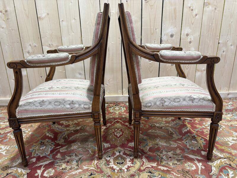 Paire de fauteuils à la reine de style Louis XVI