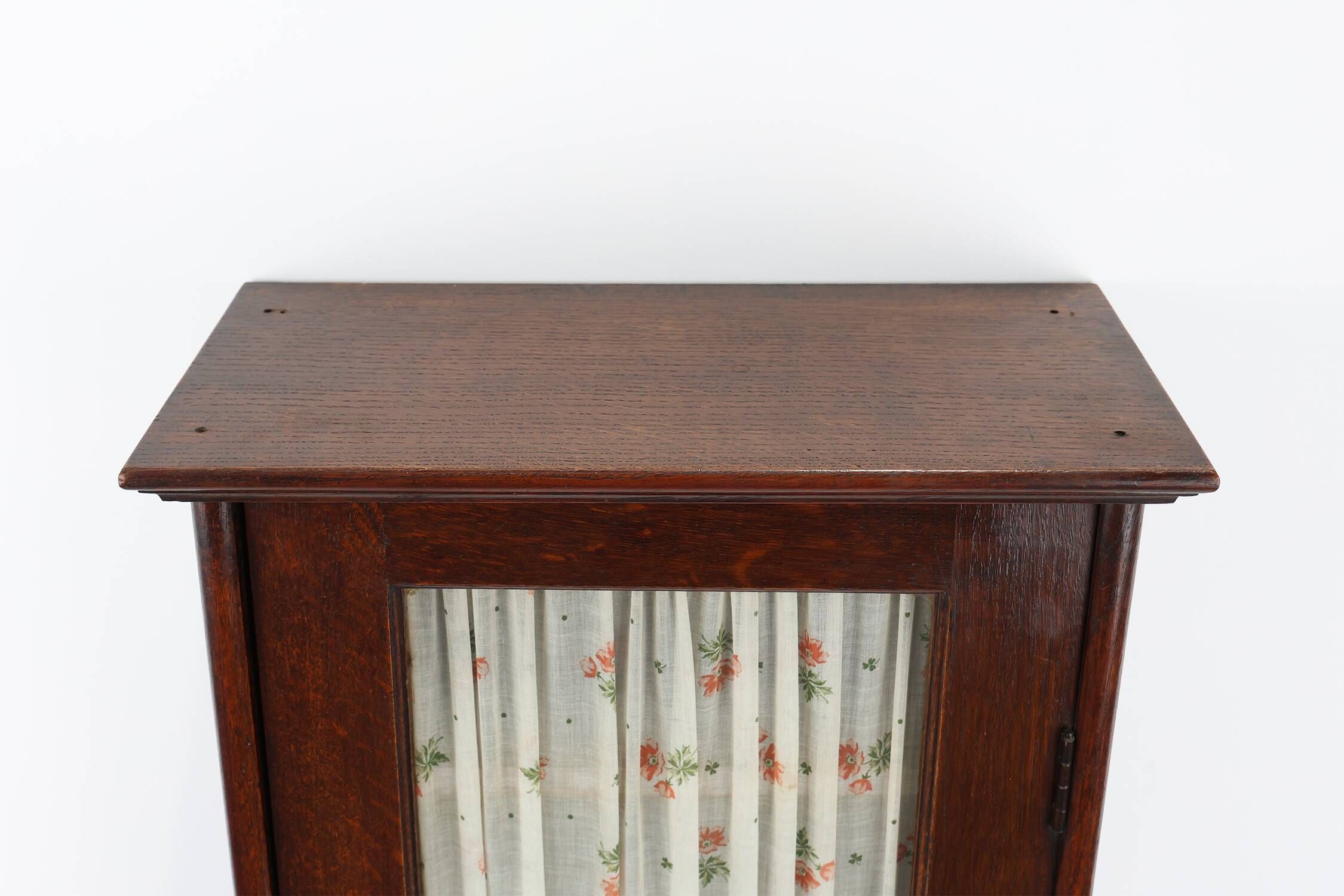 Armoire haute Art Déco française avec porte vitrée et compartiment caché, vers 1910