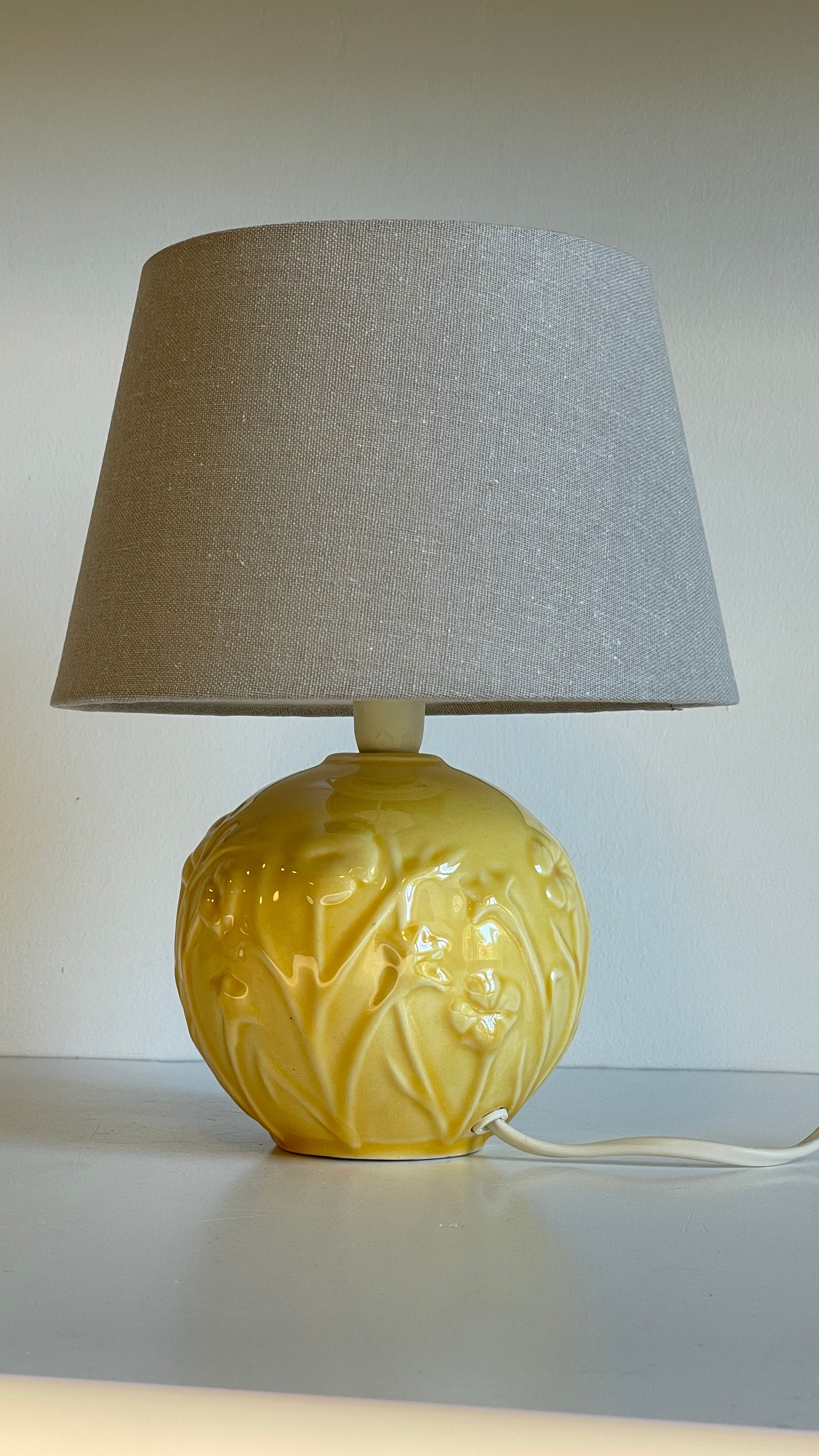 Lamp vintage yellow ceramic ball