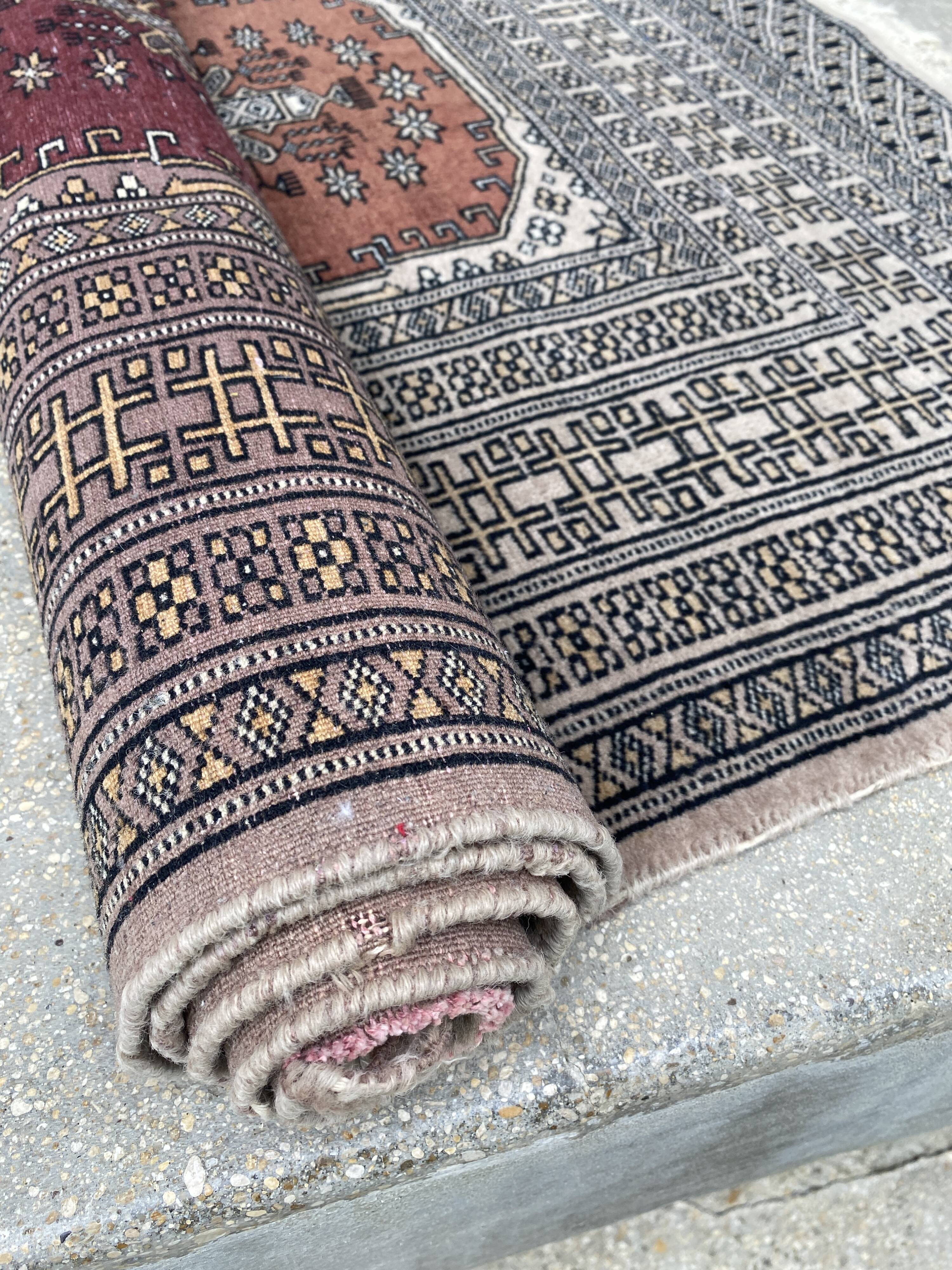 Vintage hand knotted rug with geometric patterns on a grey/beige/terracotta background 170 x 96 cm