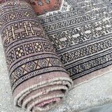 Vintage hand knotted rug with geometric patterns on a grey/beige/terracotta background 170 x 96 cm