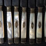 Set de 8 couteaux manche en nacre monogrammés XIXème