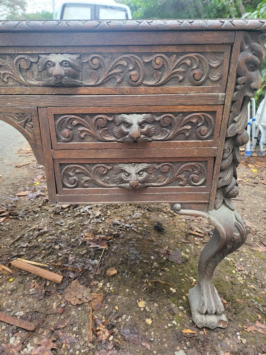 Important bureau toutes faces en bois sculpté – style Renaissance