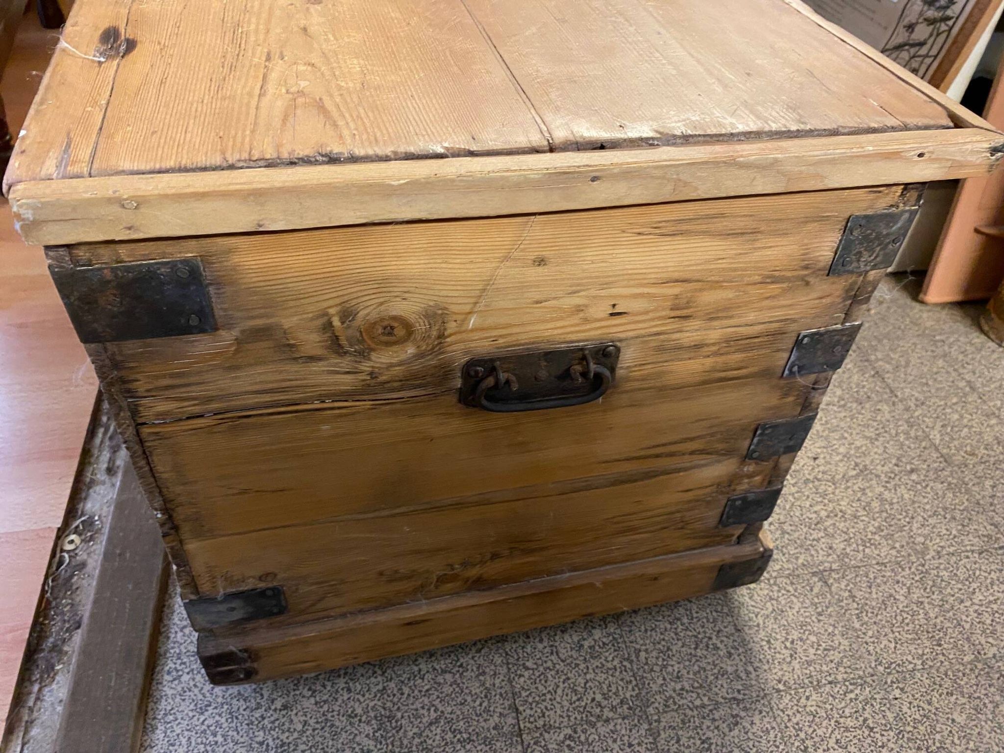 Ancienne malle coffre en bois de pin naturel avec interieur capitonne