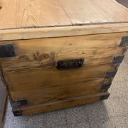 Ancienne malle coffre en bois de pin naturel avec interieur capitonne