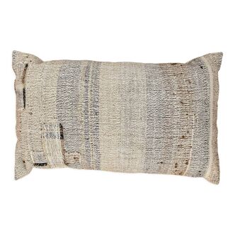 Coussin en toile ancienne style kilim tissé, patché