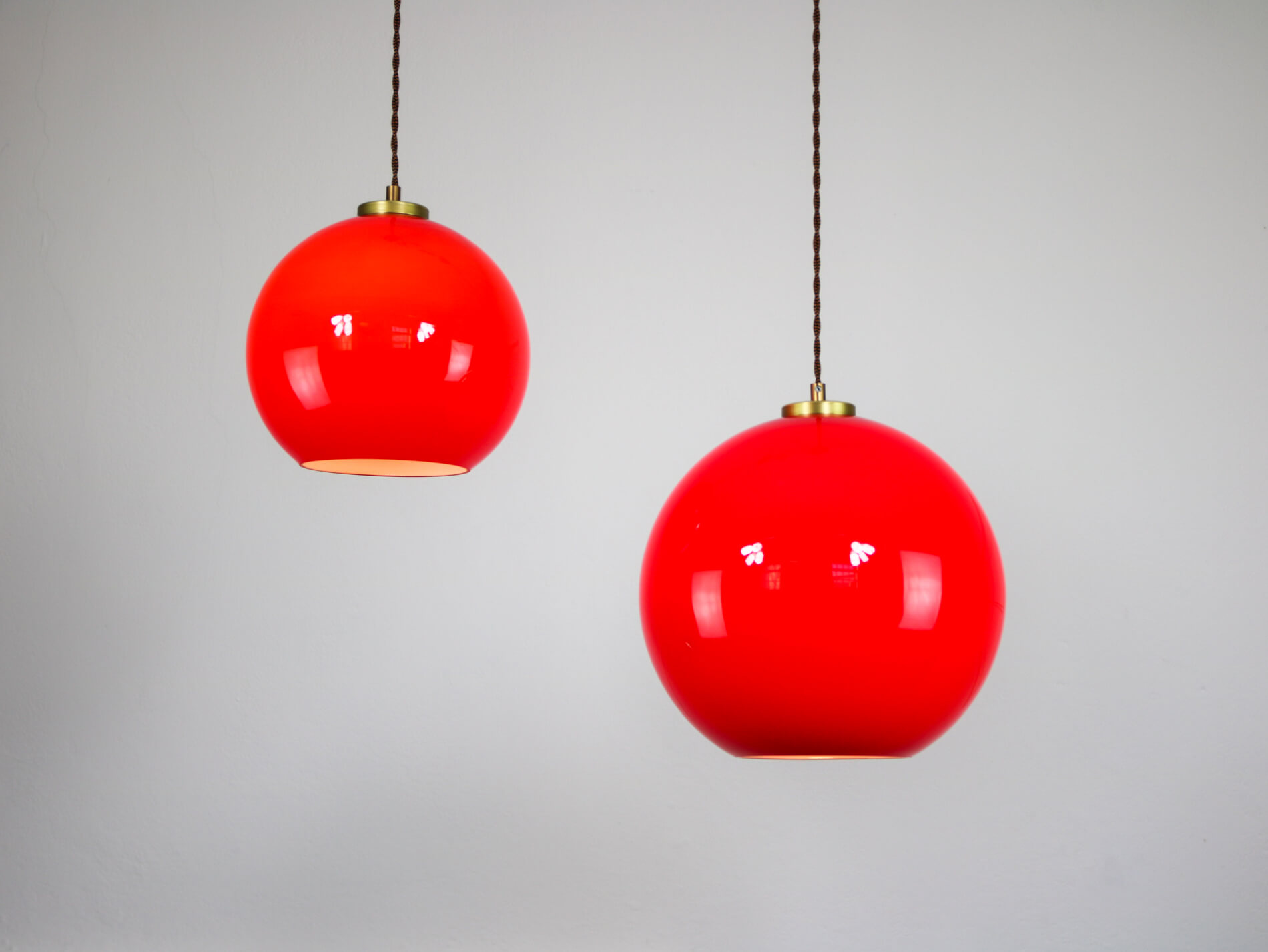 Suspension en verre rouge du milieu du siècle