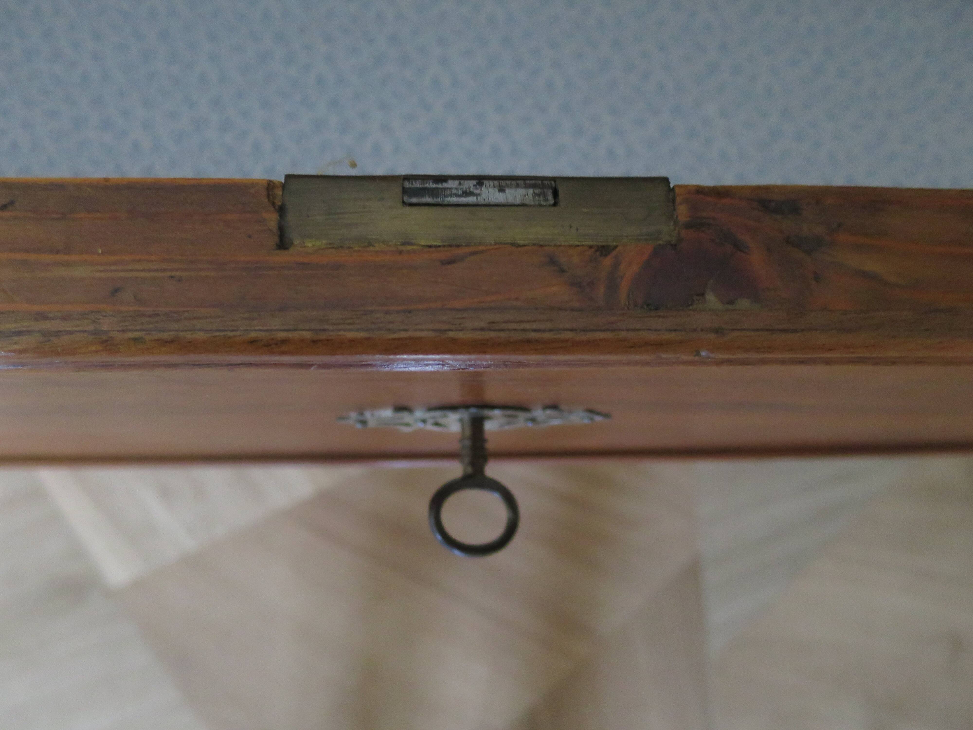 Rare - Pretty old chest of drawers with 4 drawers and 3 locks - In walnut - 1930