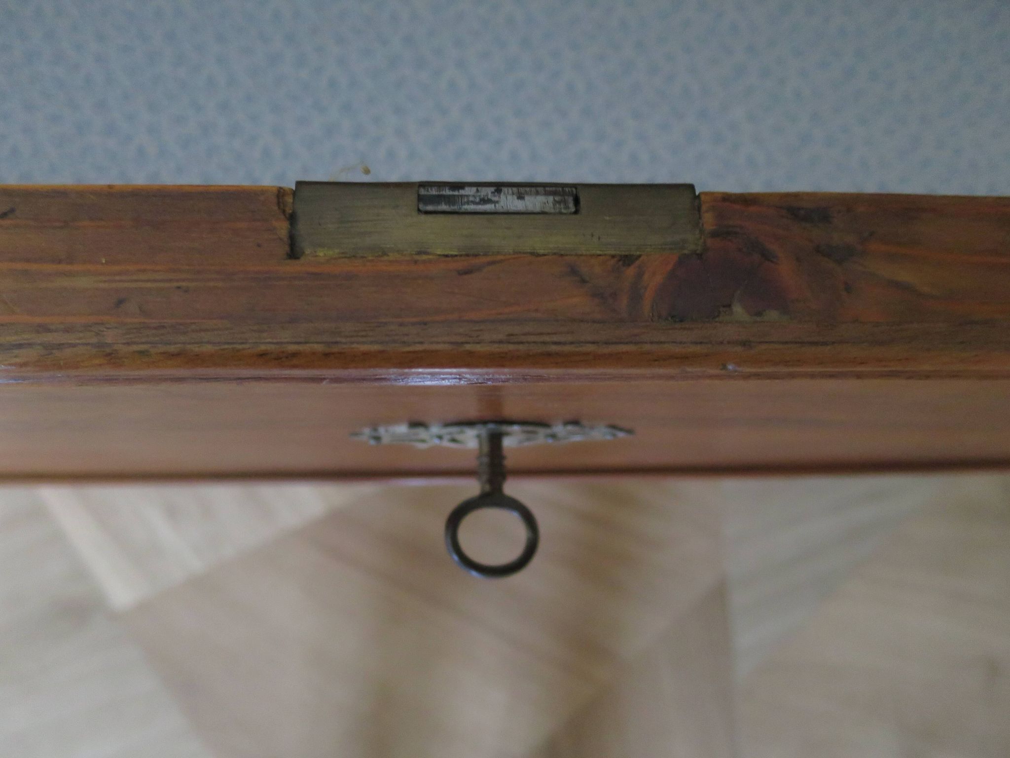 Rare - Pretty old chest of drawers with 4 drawers and 3 locks - In walnut - 1930