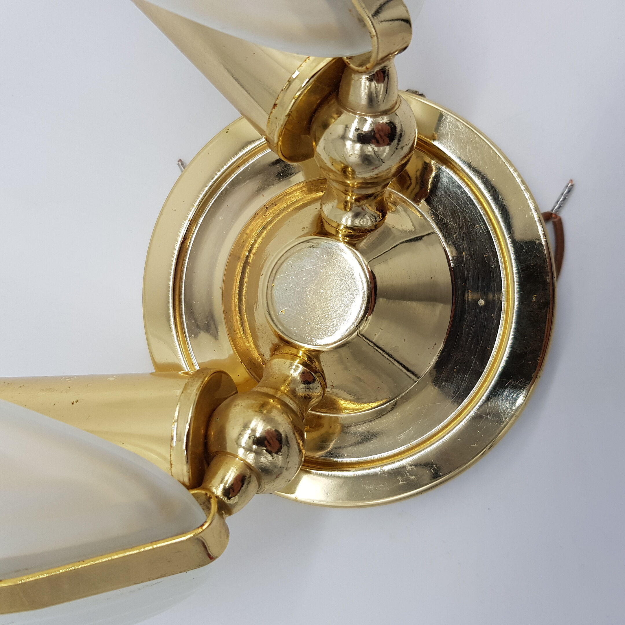Paire d'appliques coquillage en acier doré et verre épais