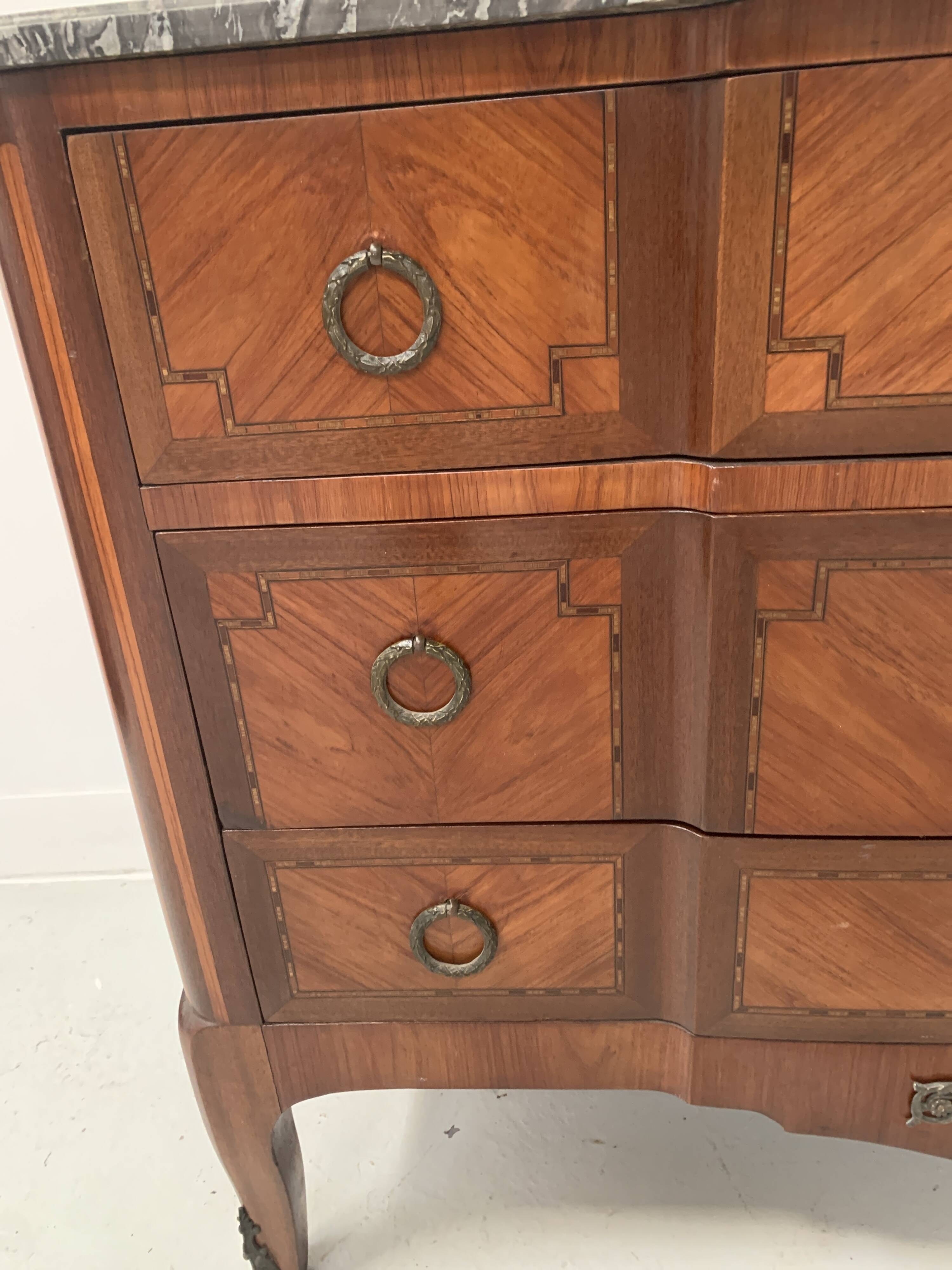 Transition style chest of drawers in mahogany and rosewood, 20th century