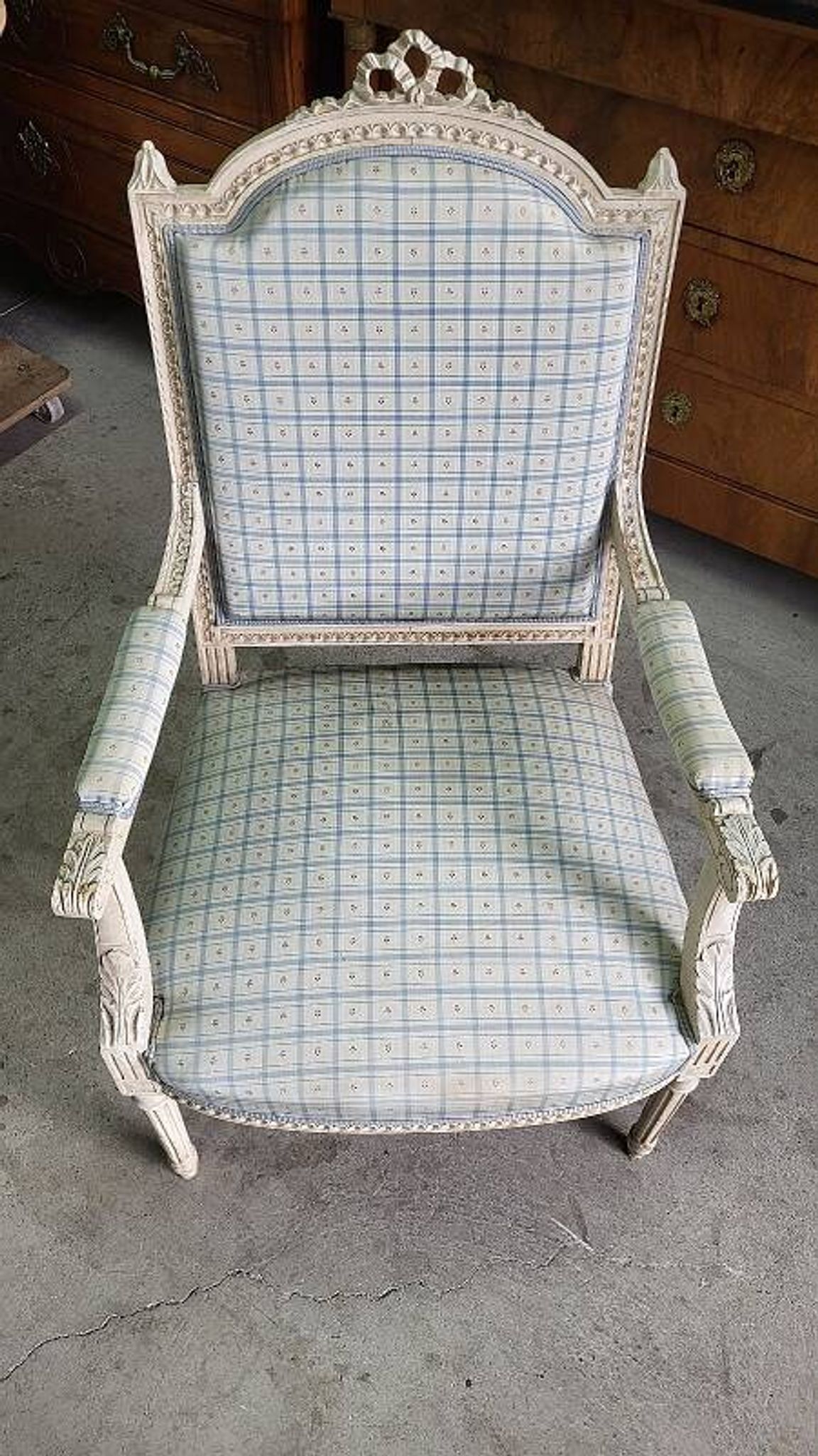 LOUIS XVI STYLE WHITE ARMCHAIR FROM THE 19TH CENTURY REF JE