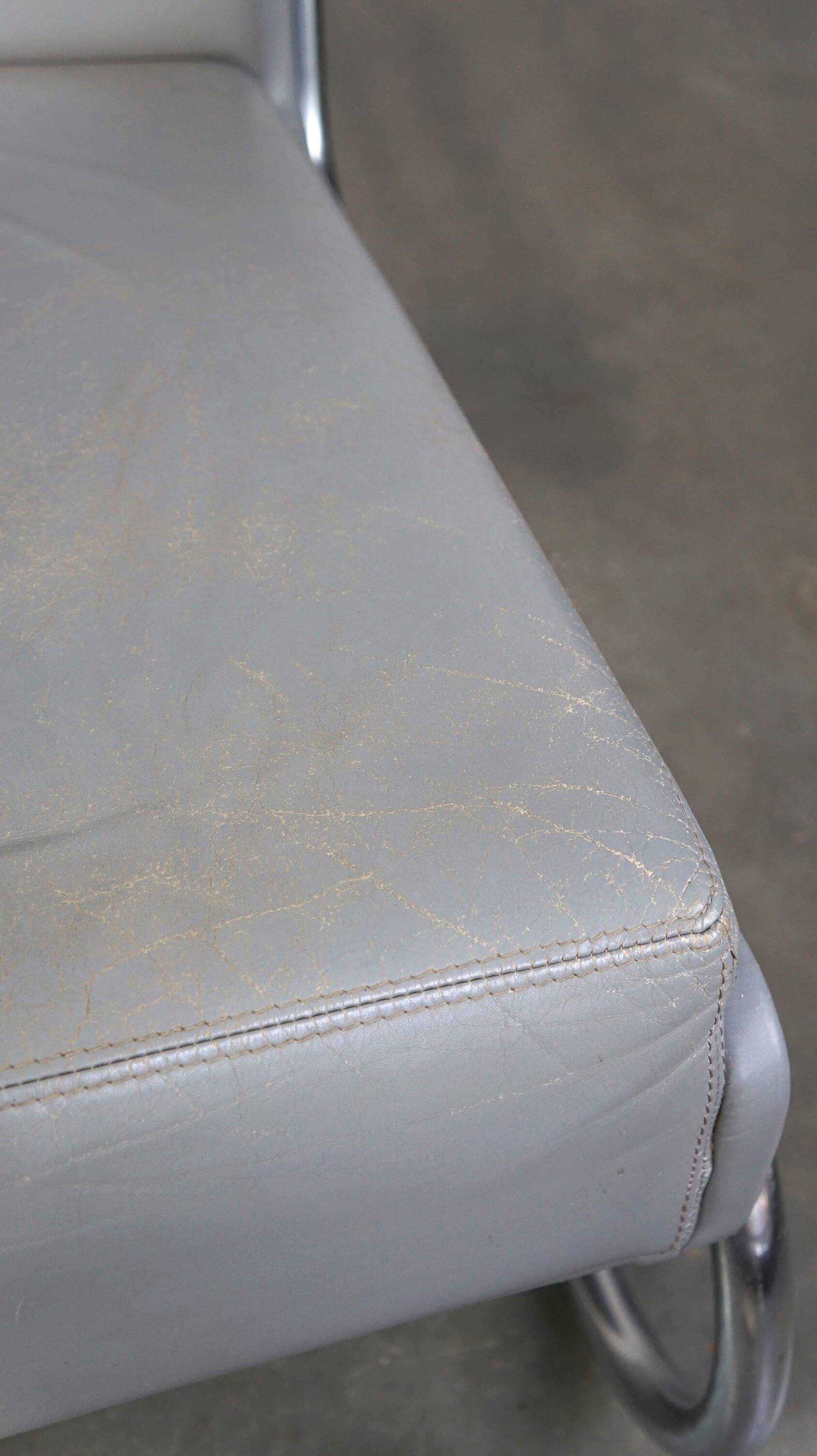 Vintage grey cow leather bauhaus design armchair by Ahrend de Cirkel