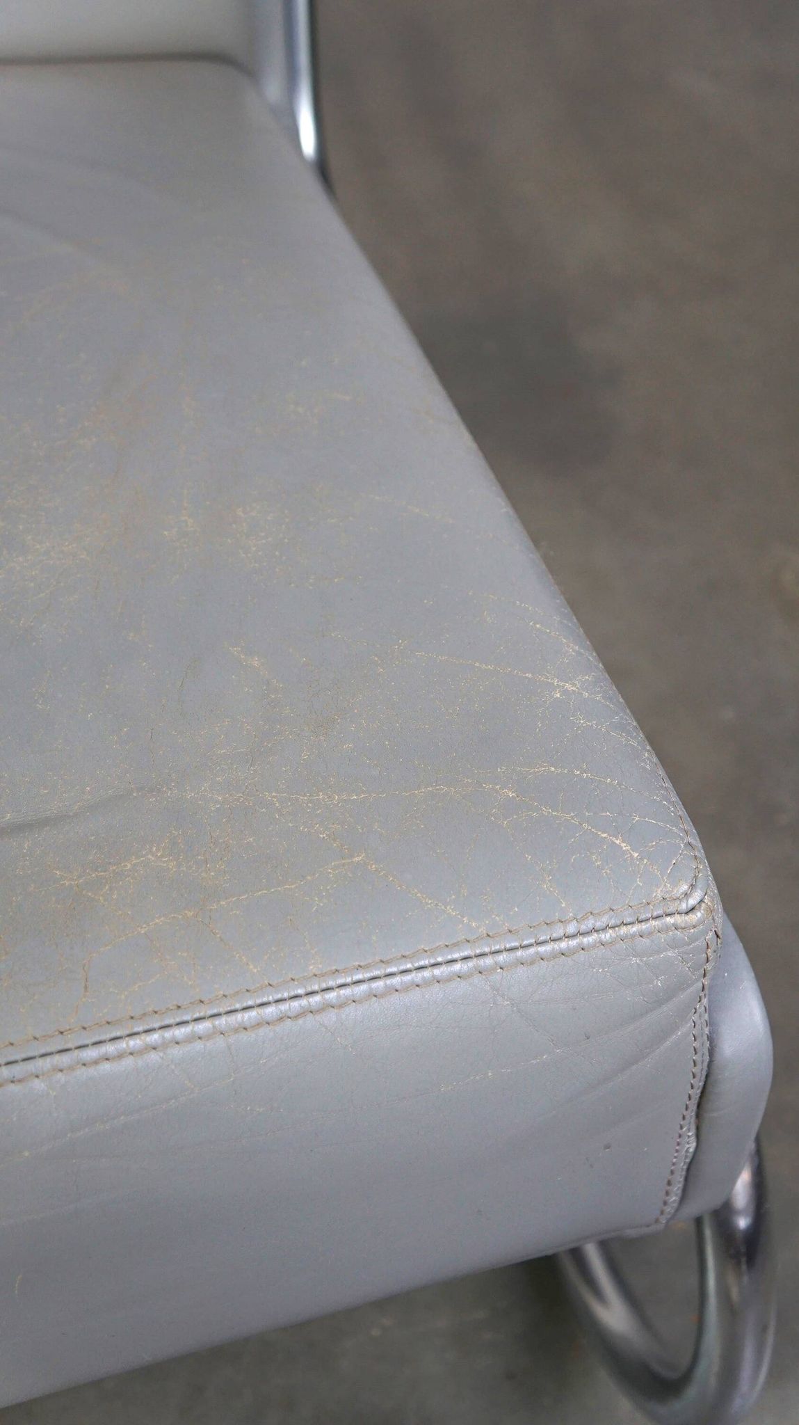 Vintage grey cow leather bauhaus design armchair by Ahrend de Cirkel
