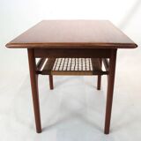 Table d'appoint en teck avec étagère en papier au design danois des années 1960