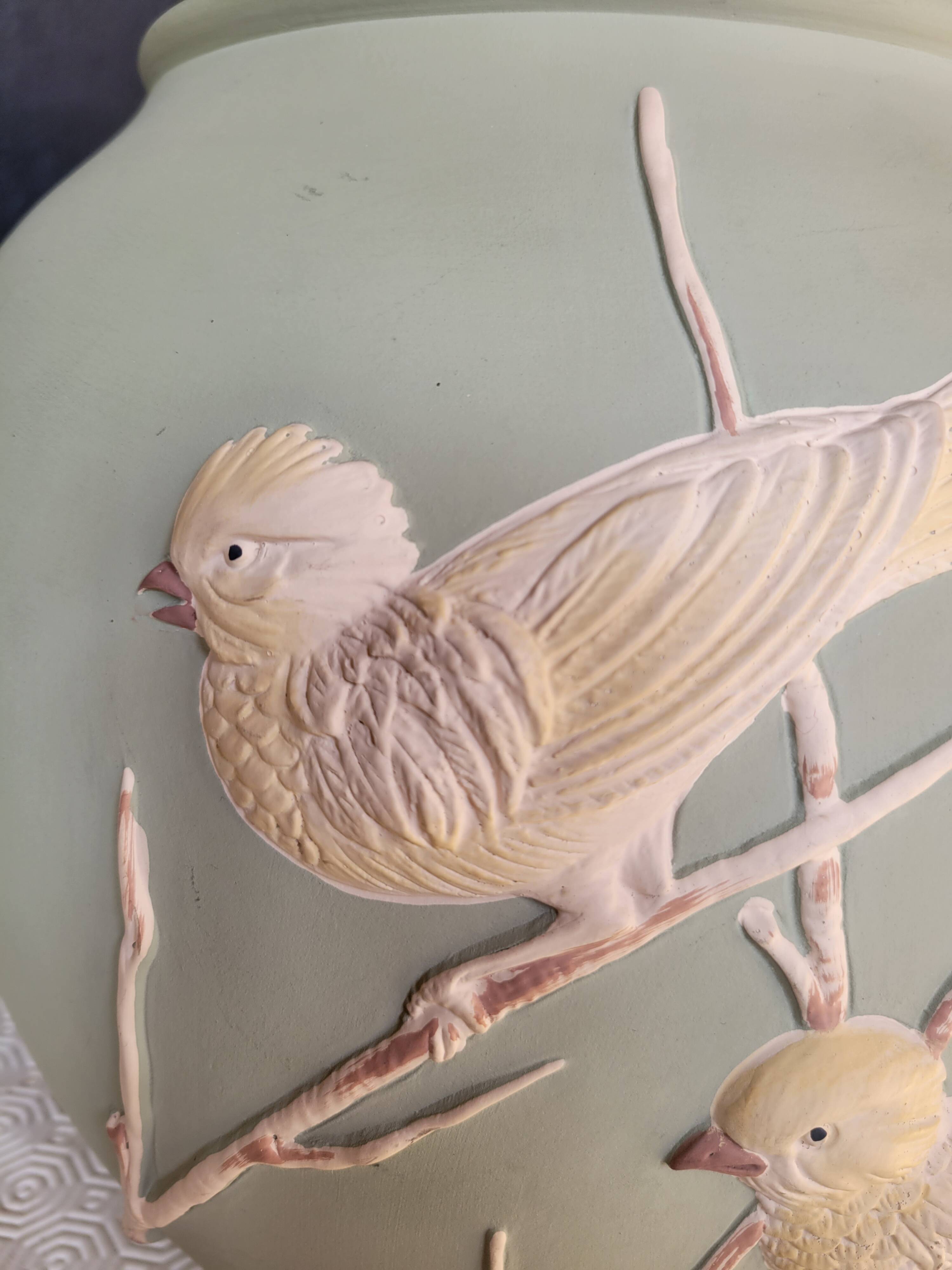 Matt green table lamp and birds in relief