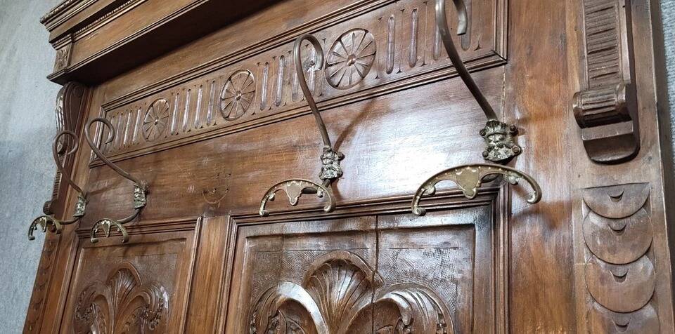 Renaissance style coat rack in carved walnut, 19th century