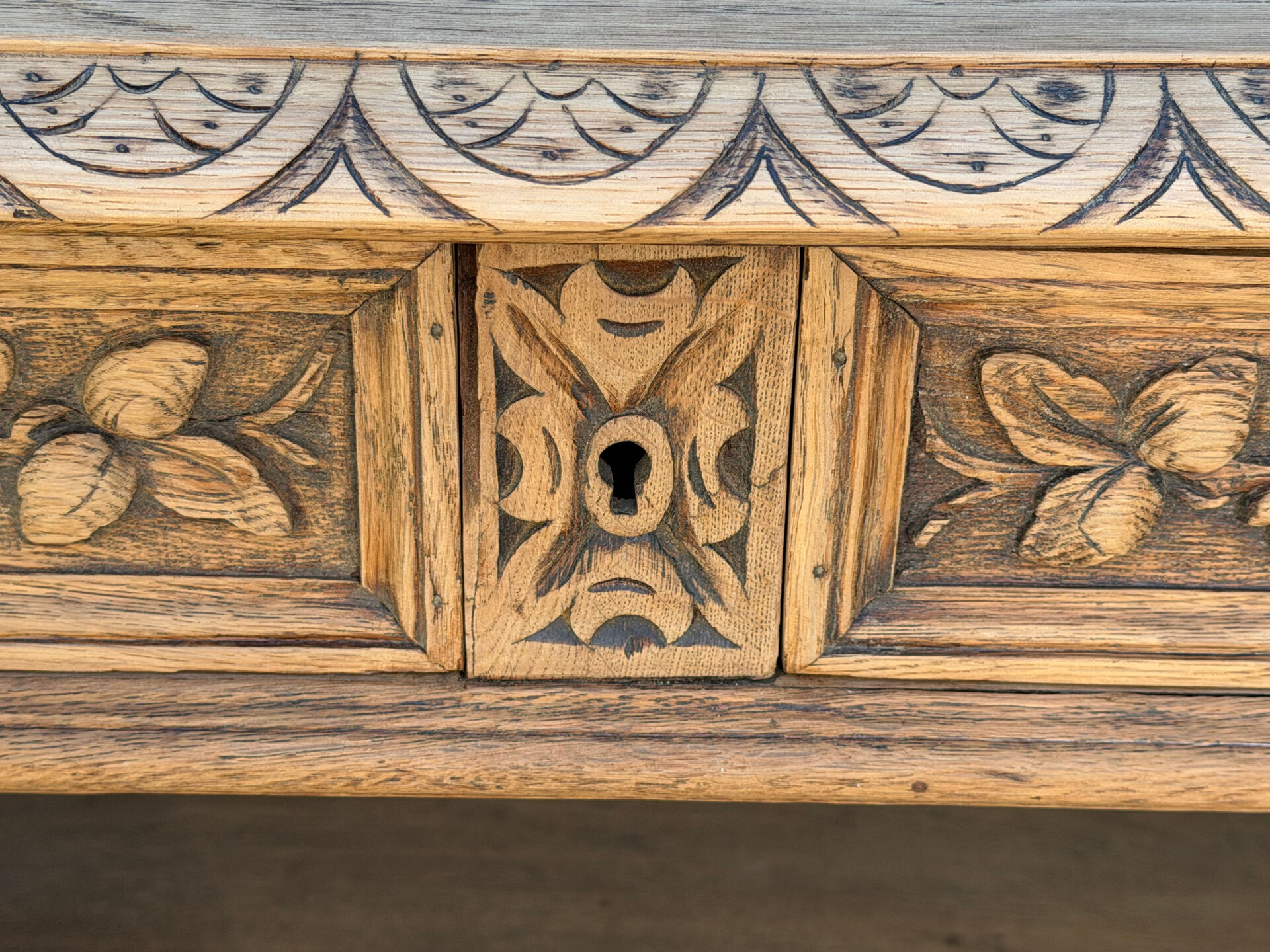 Console chêne brut massif décor végétal sculpté fin XIXe