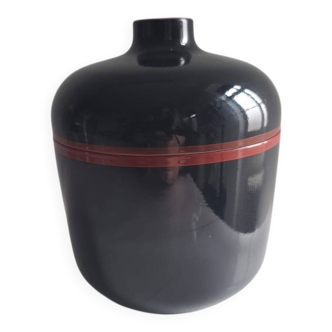 Black and red lacquered ice cube tray in a slightly tipsy Japanese style #POMR