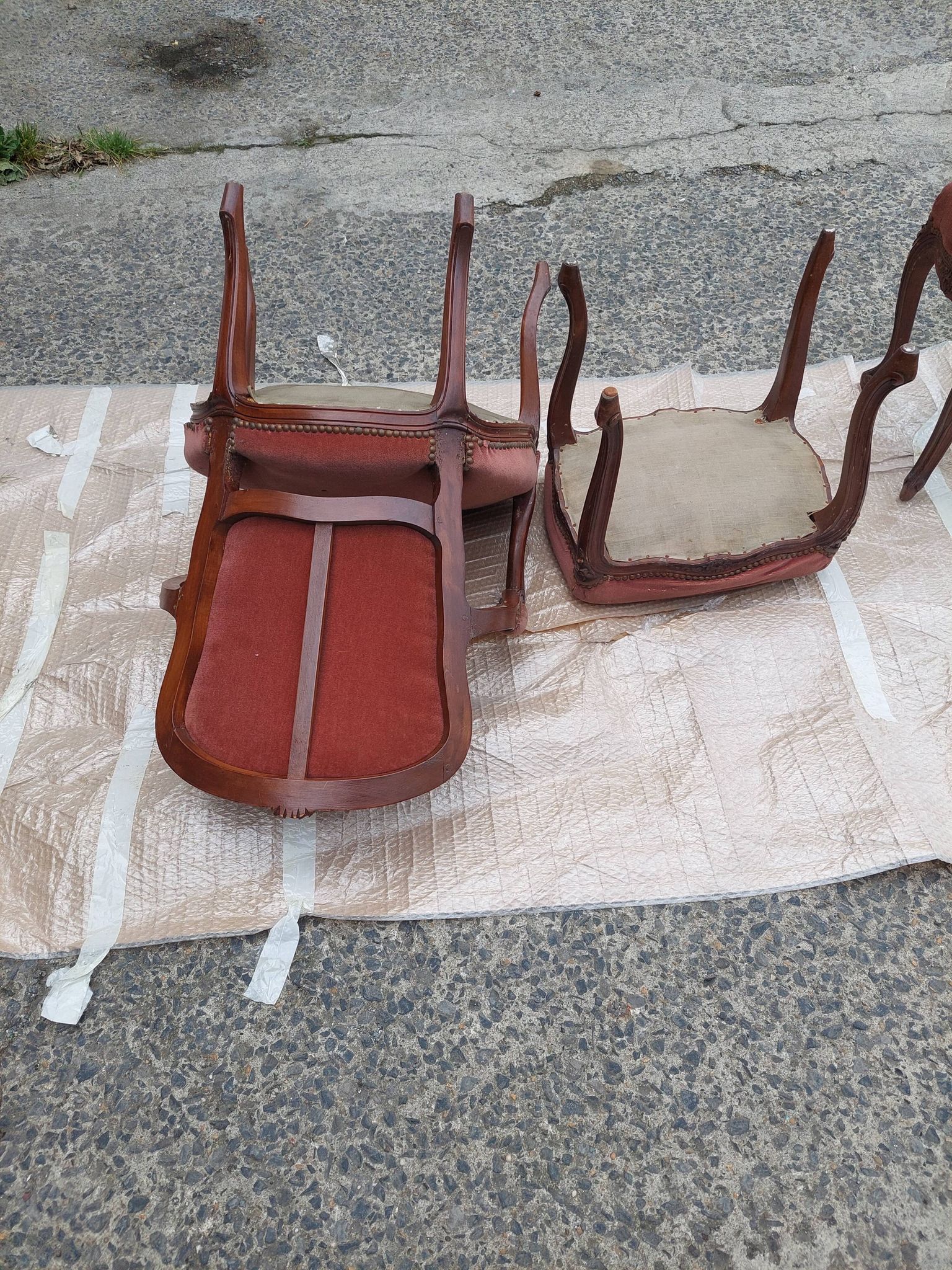 Paire de fauteuils avec ses reposes pieds style Louis Philippe en noyer