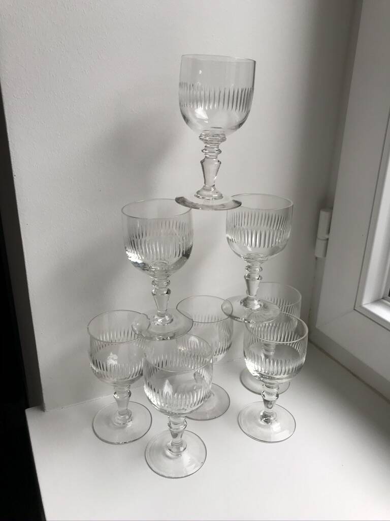 Ensemble de 8 verres à pied en verre moulé années 30 début XXème