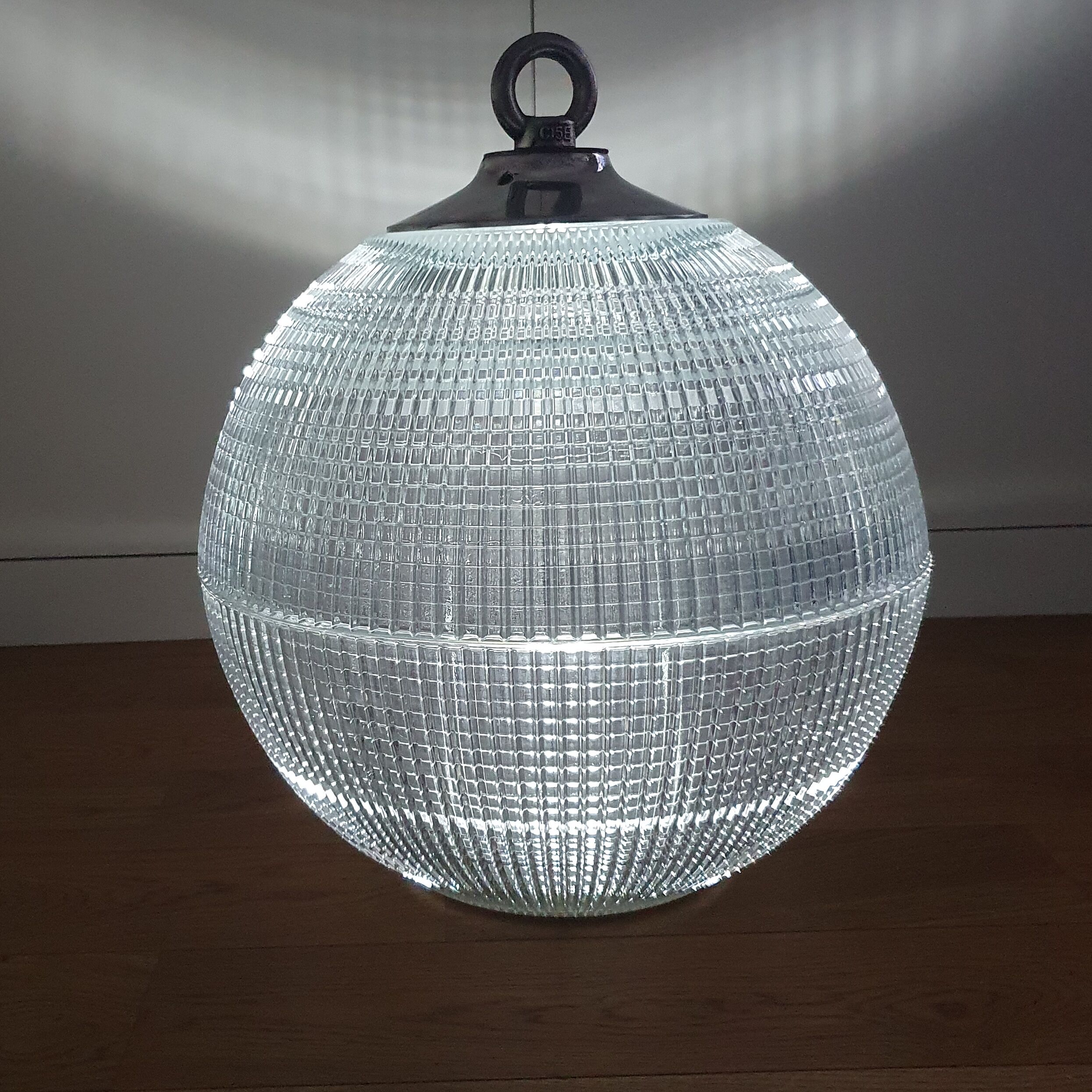 Holophane suspension in aluminium cast.