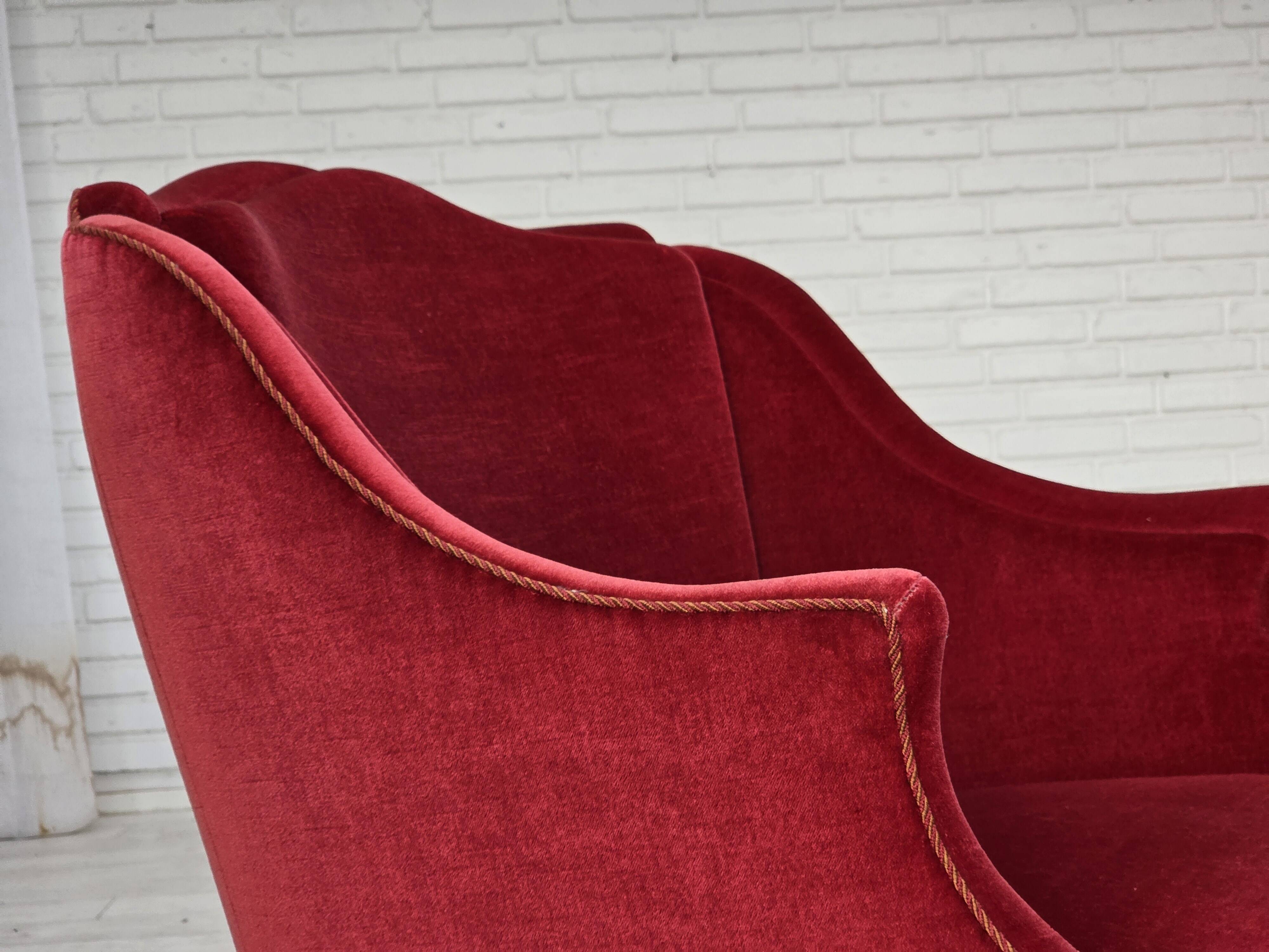 Fauteuil danois des années 1970, velours de mobilier, pieds en bois d'orme.