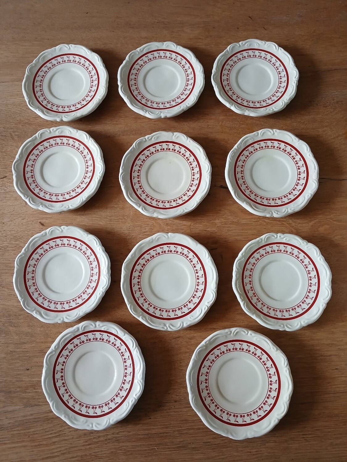 10 tasses et soucoupes "Le grenier de Louise "