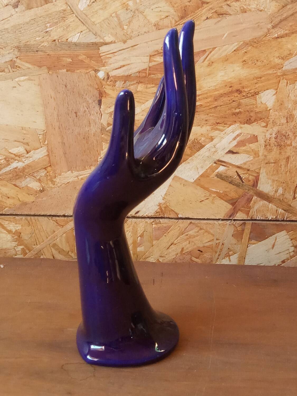 Hand-shaped ring holder with soliflore in blue ceramic