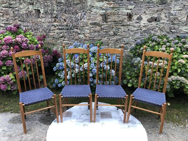 4 chaises vintage Roche Bobois années 80 en hêtre à assises tressées en tissu bleu.