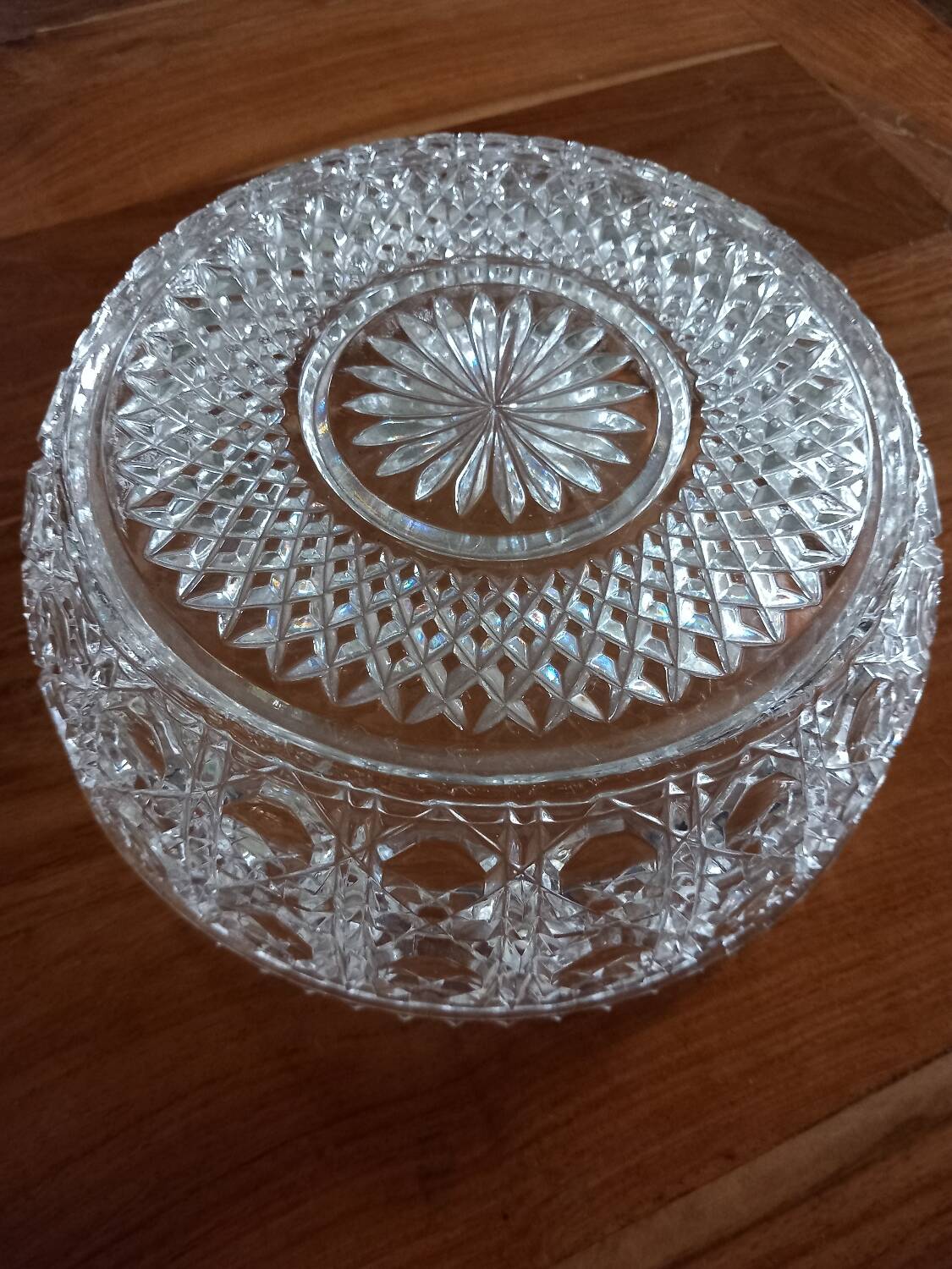 Saladier ou plat ancien, en verre épais ciselé