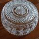Saladier ou plat ancien, en verre épais ciselé