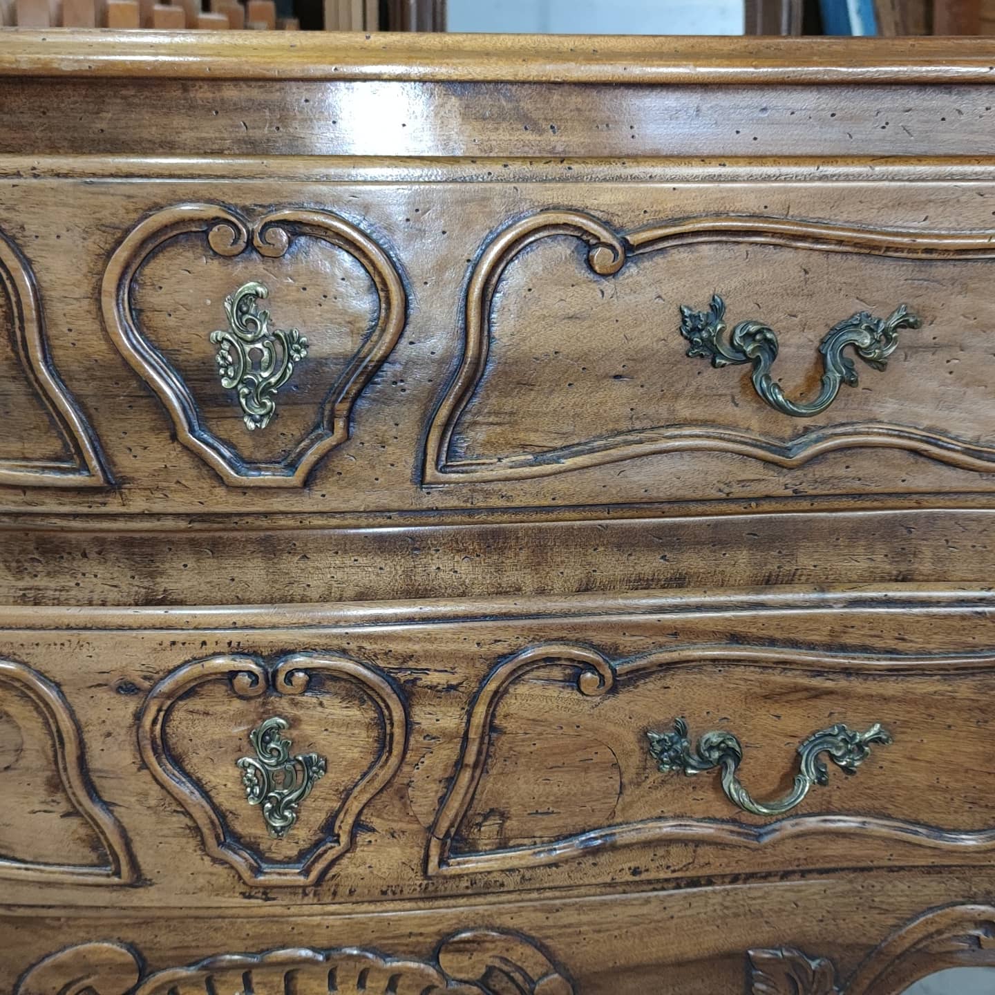 Provençal-style alder commode