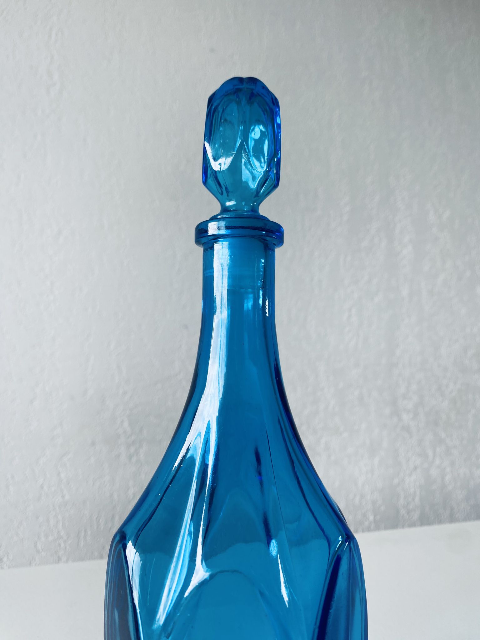 Carafe bleue en verre