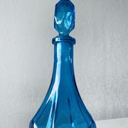 Carafe bleue en verre