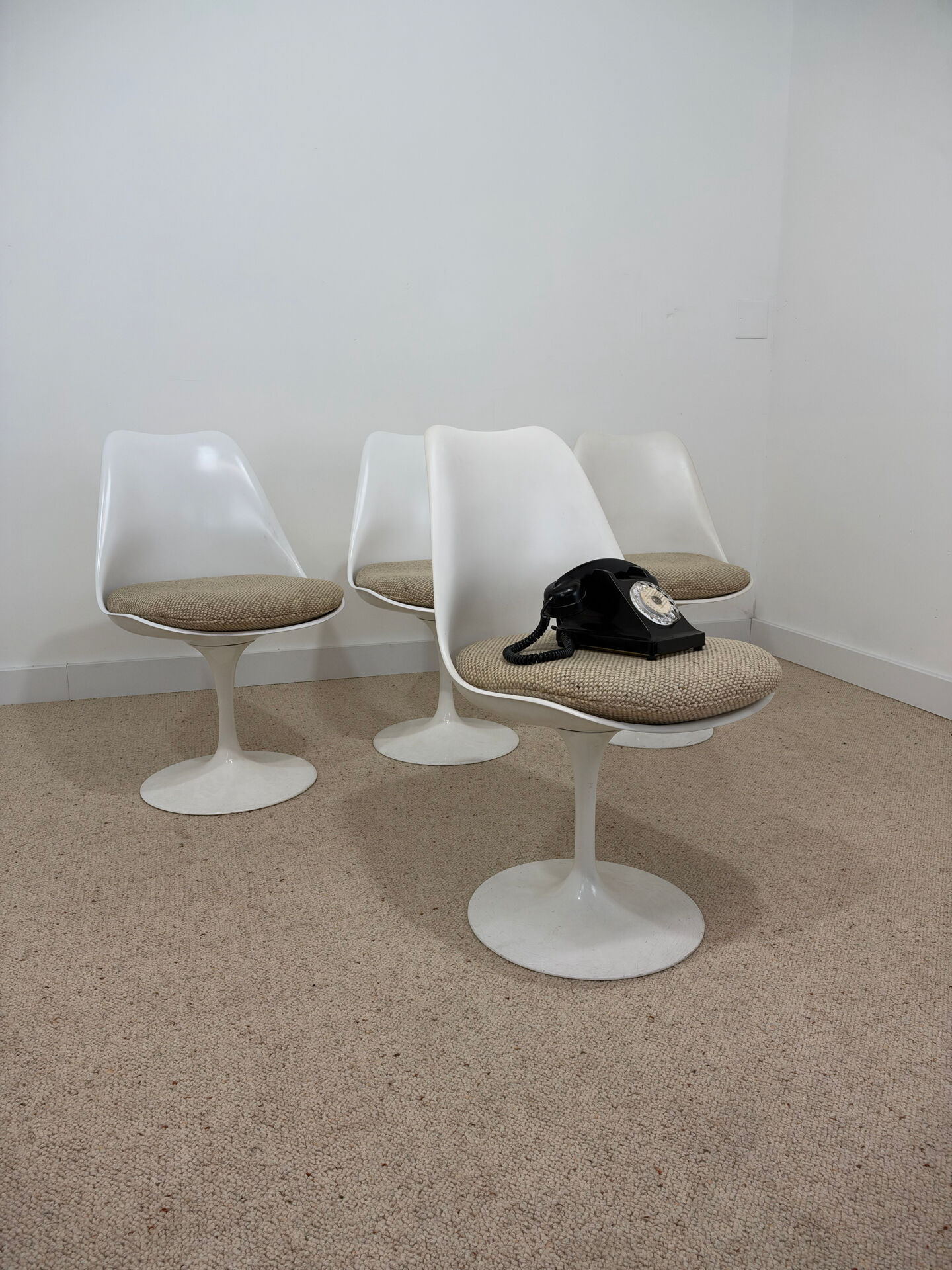 Tulip table – Knoll International in marble and 4 chairs – Ee