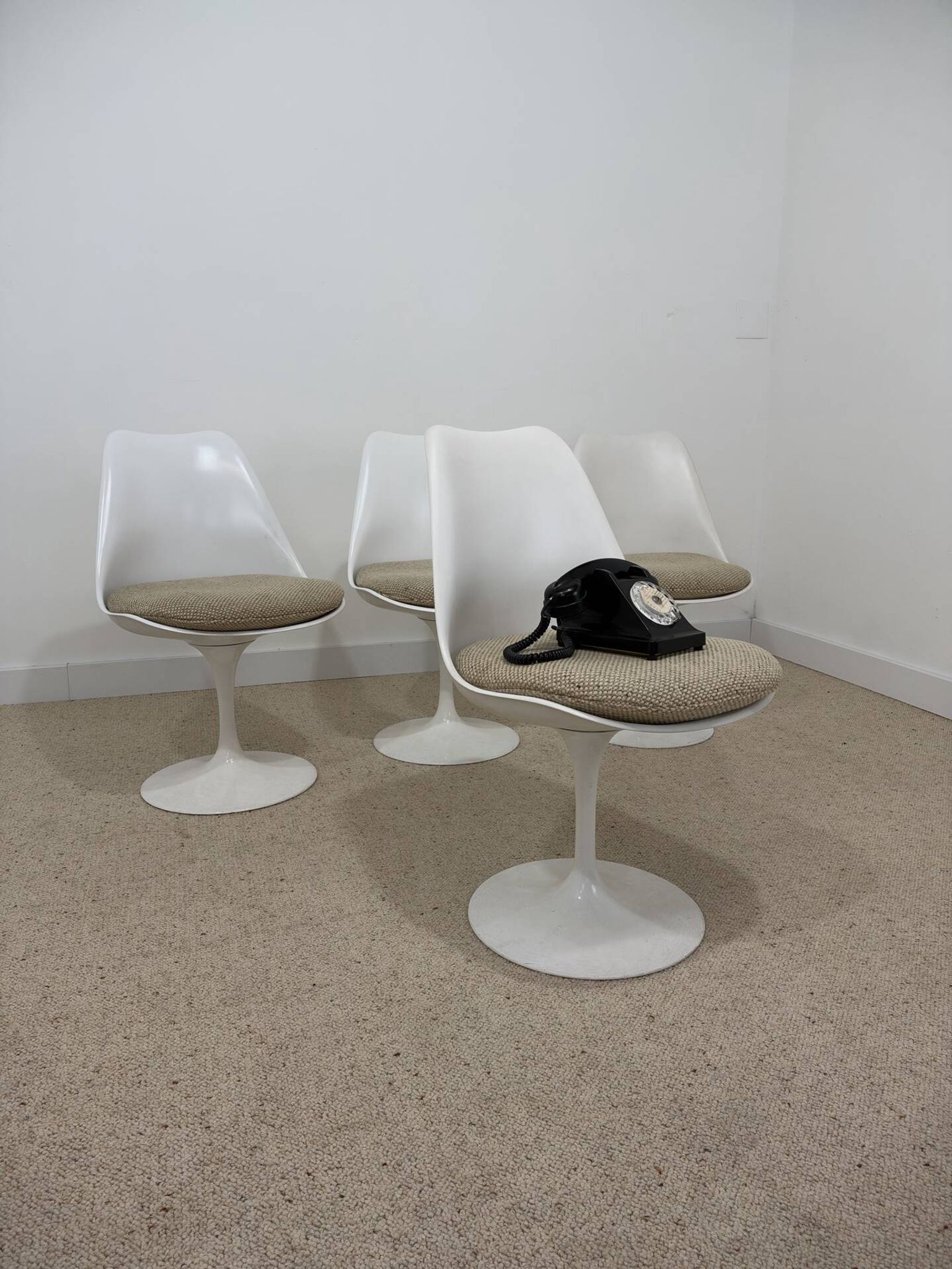 Tulip table – Knoll International in marble and 4 chairs – Ee