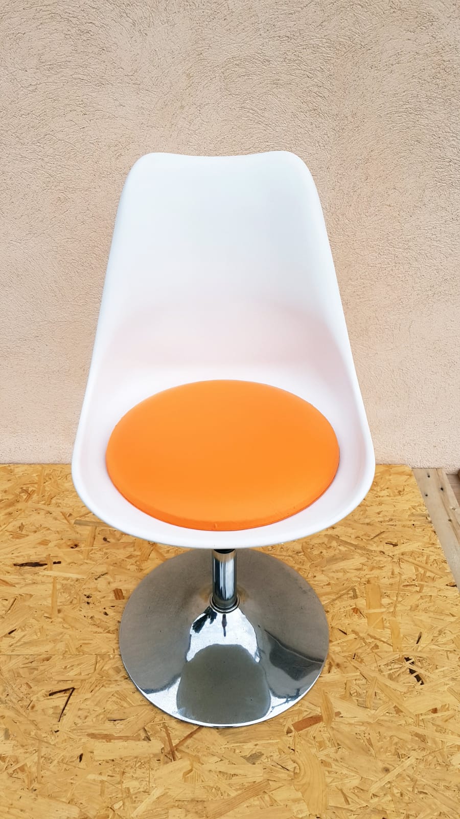 Chaise pivotante vintage pied tulipe orange