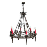 Lustre forgé de style gothique.