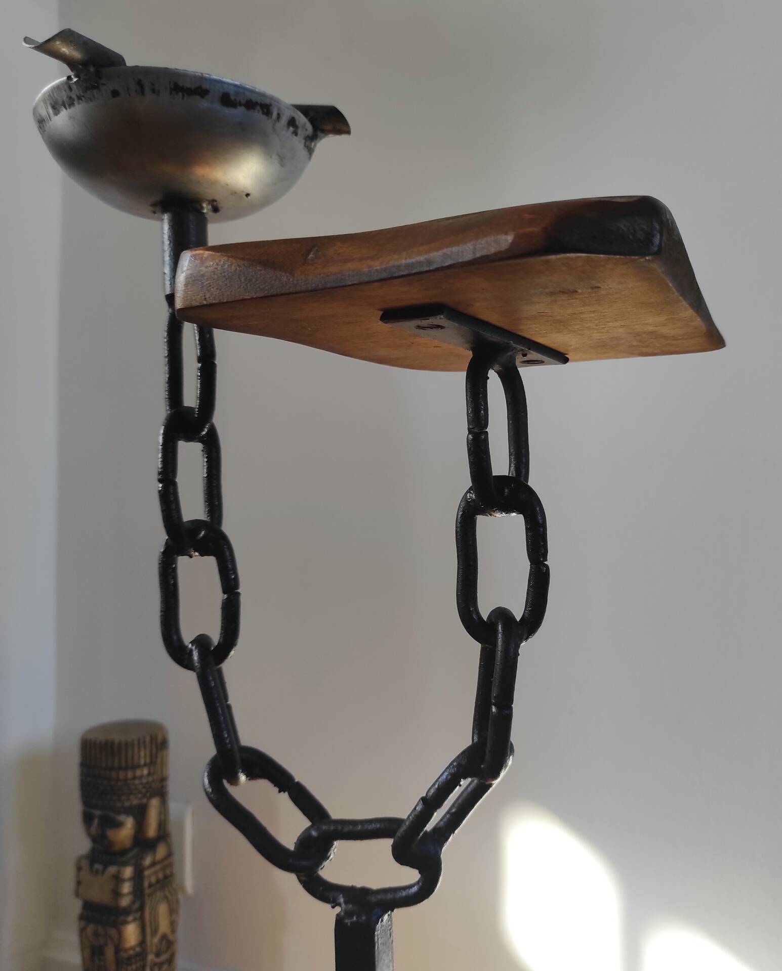 Meuble d'appoint, cendrier brutaliste en fer forgé et bois